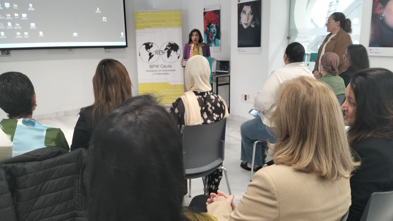 La empresaria Sony Vashdev se dirige al auditorio durante el encuentro