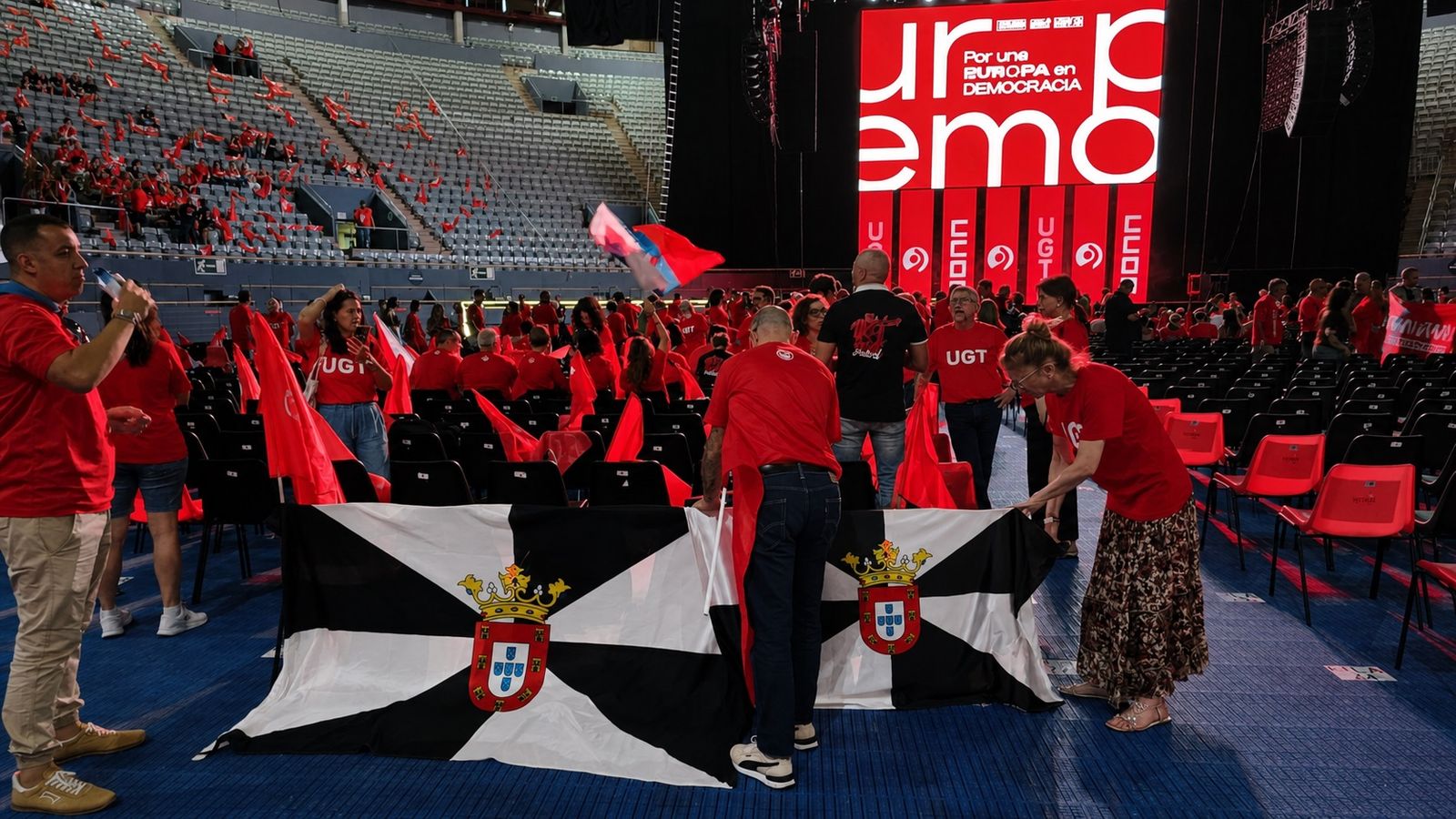 Sindicalistas de la ciudad despliegan una bandera de Ceuta en el acto