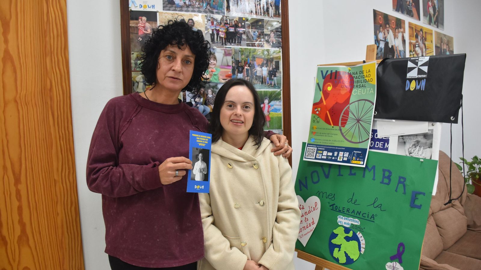 La trabajadora social de Síndrome de Down Ceuta, Máximina Paniagua, posa junto a Lucía Gutiérrez