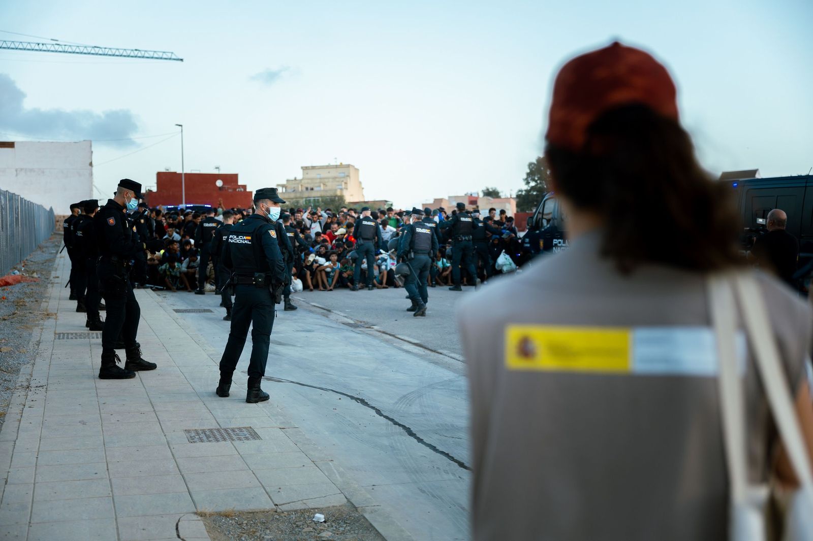El Gobierno traslada a 864 migrantes de Loma Colmenar y prepara espacio para otras 300 mujeres y menores