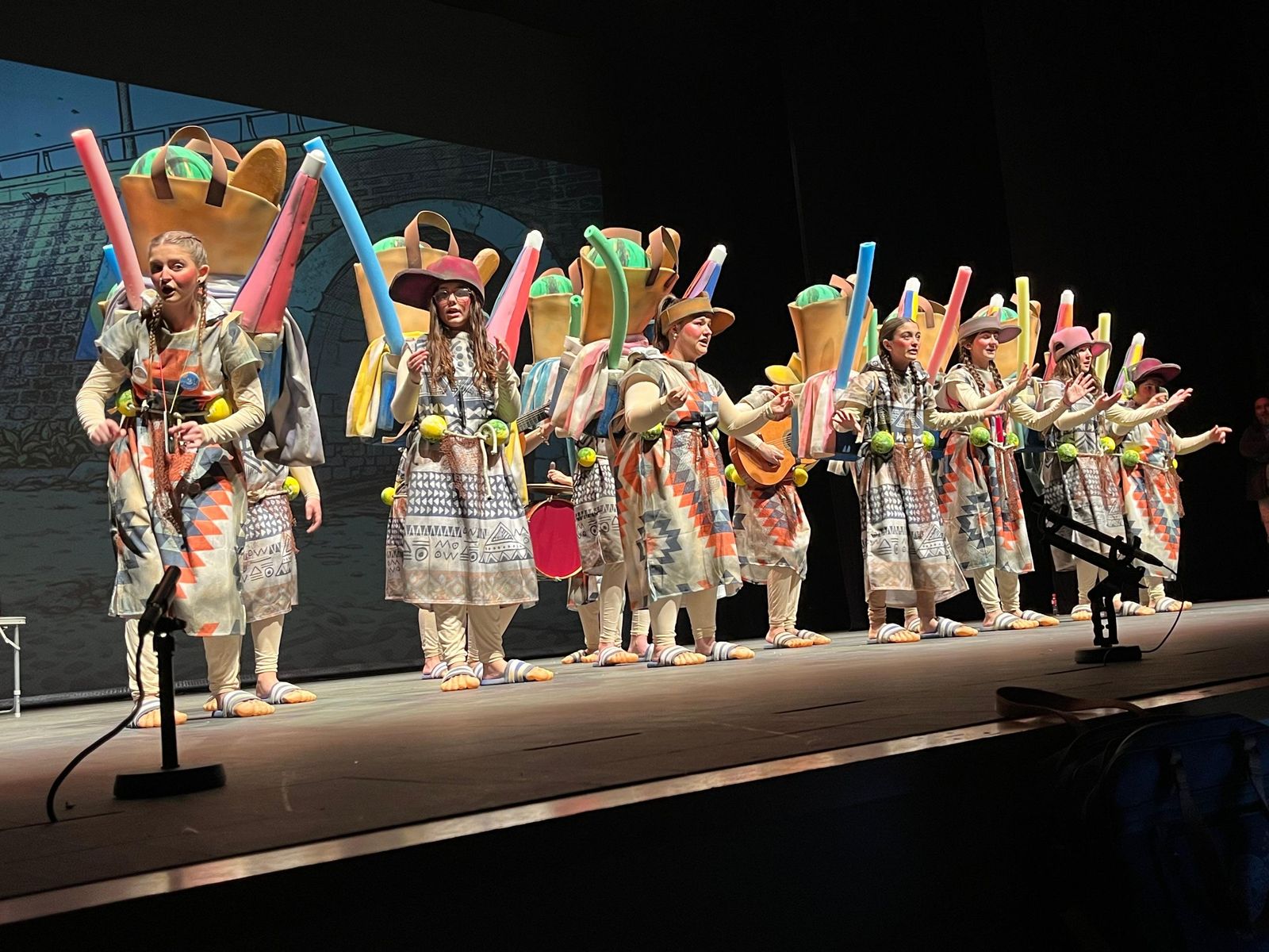 Los pequeños sherpas junto al 'tunel' del Chorrillo