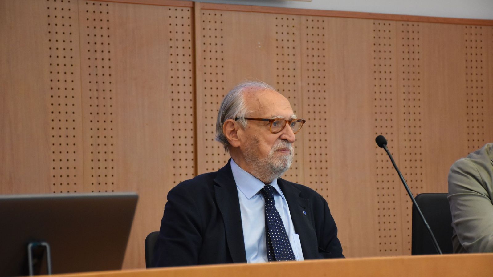 El presidente del Movimiento Europeo en España, Francisco Aldecoa, presenta el organismo en Ceuta, en el salón de actos de la UGR