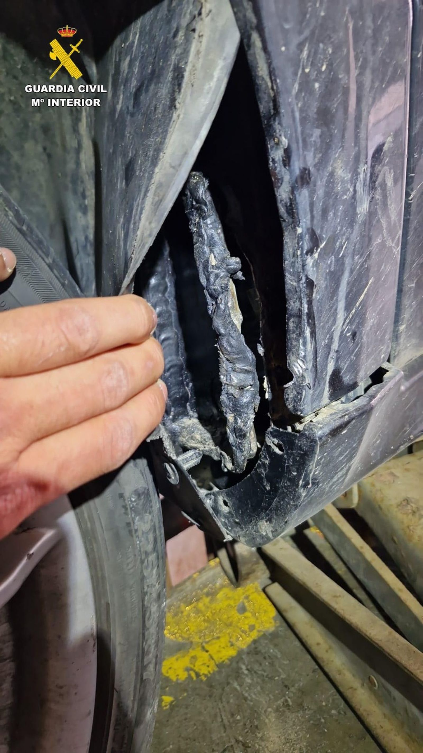 En este lugar escondían la droga los detenidos.