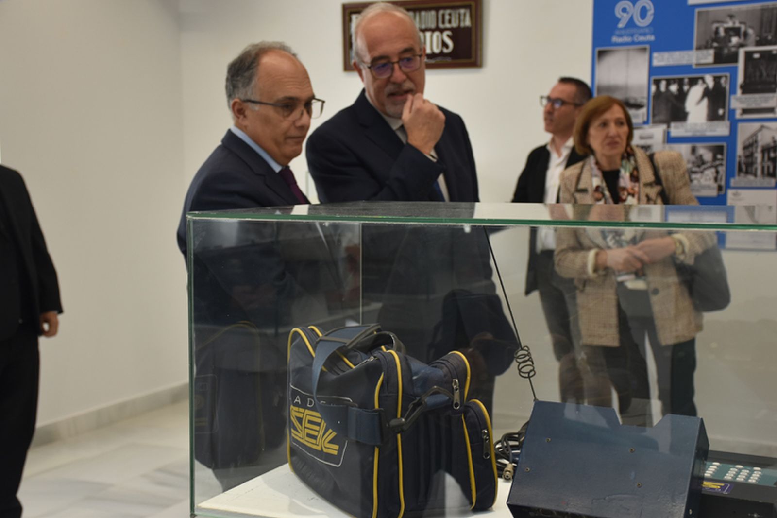 Gaitán y Guirval observan la exposición de Radio Ceuta. / FOTO G.S.