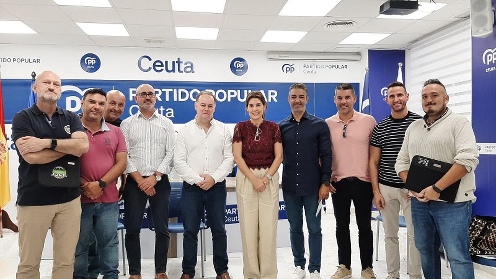 Javier Celaya junto a otros miembros del PP y representantes de asociaciones y sindicatos de Policía Nacional y Guardia Civil. / FOTO CEDIDA
