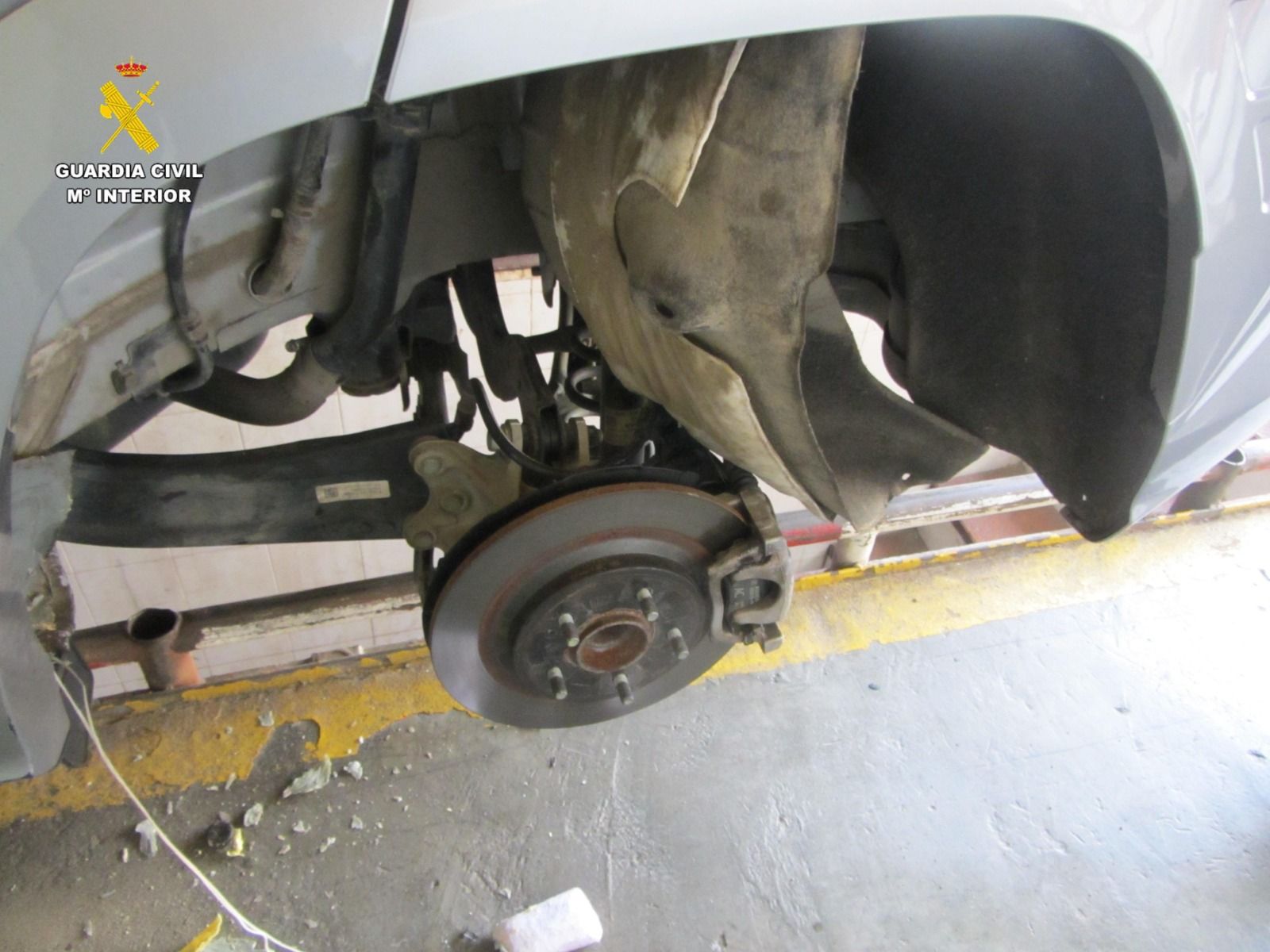 Interceptados casi 27 kilos de hachís ocultos en un doble fondo de un vehículo en Ceuta