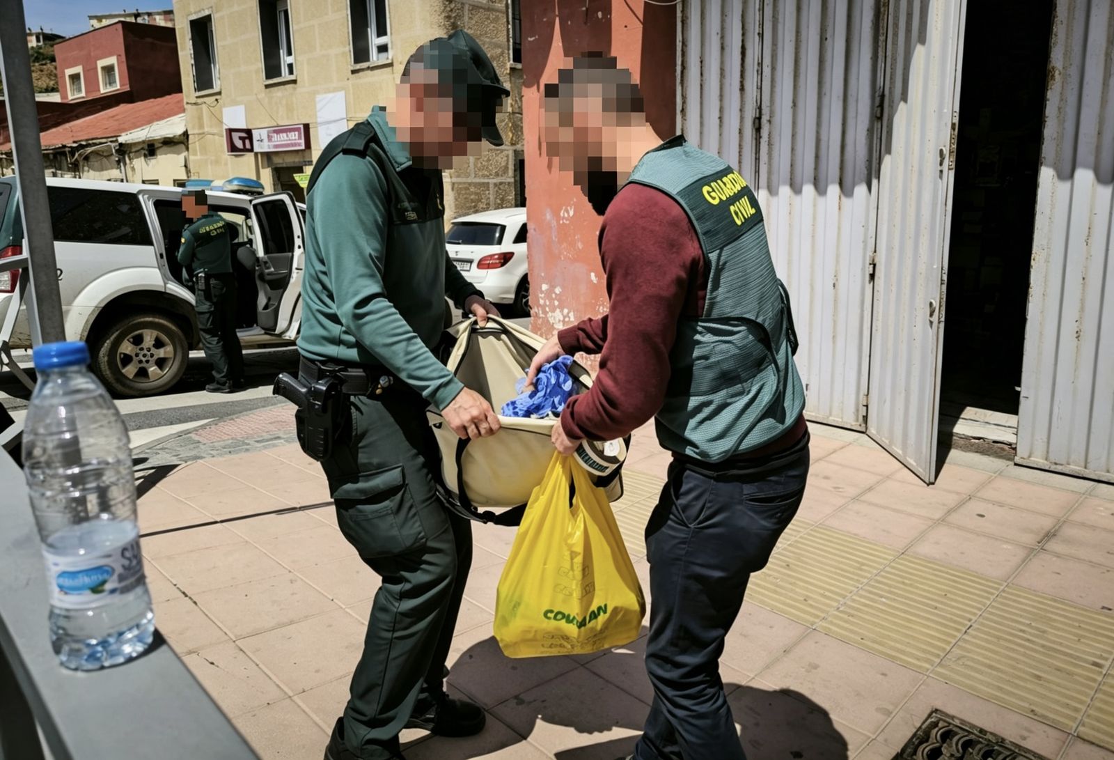 La Guardia Civil encuentra una pistola en una tienda de alimentación frente a la antigua capilla de la Almadraba