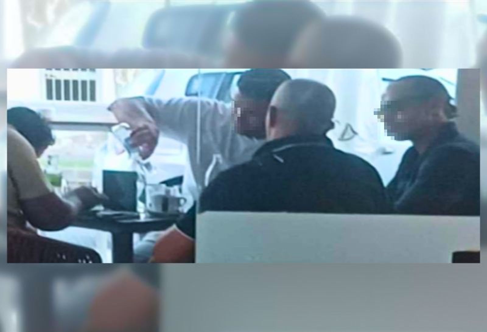 De espaldas, el 'capo' de "la red de redes del hachís", en una reunión con otros investigados.