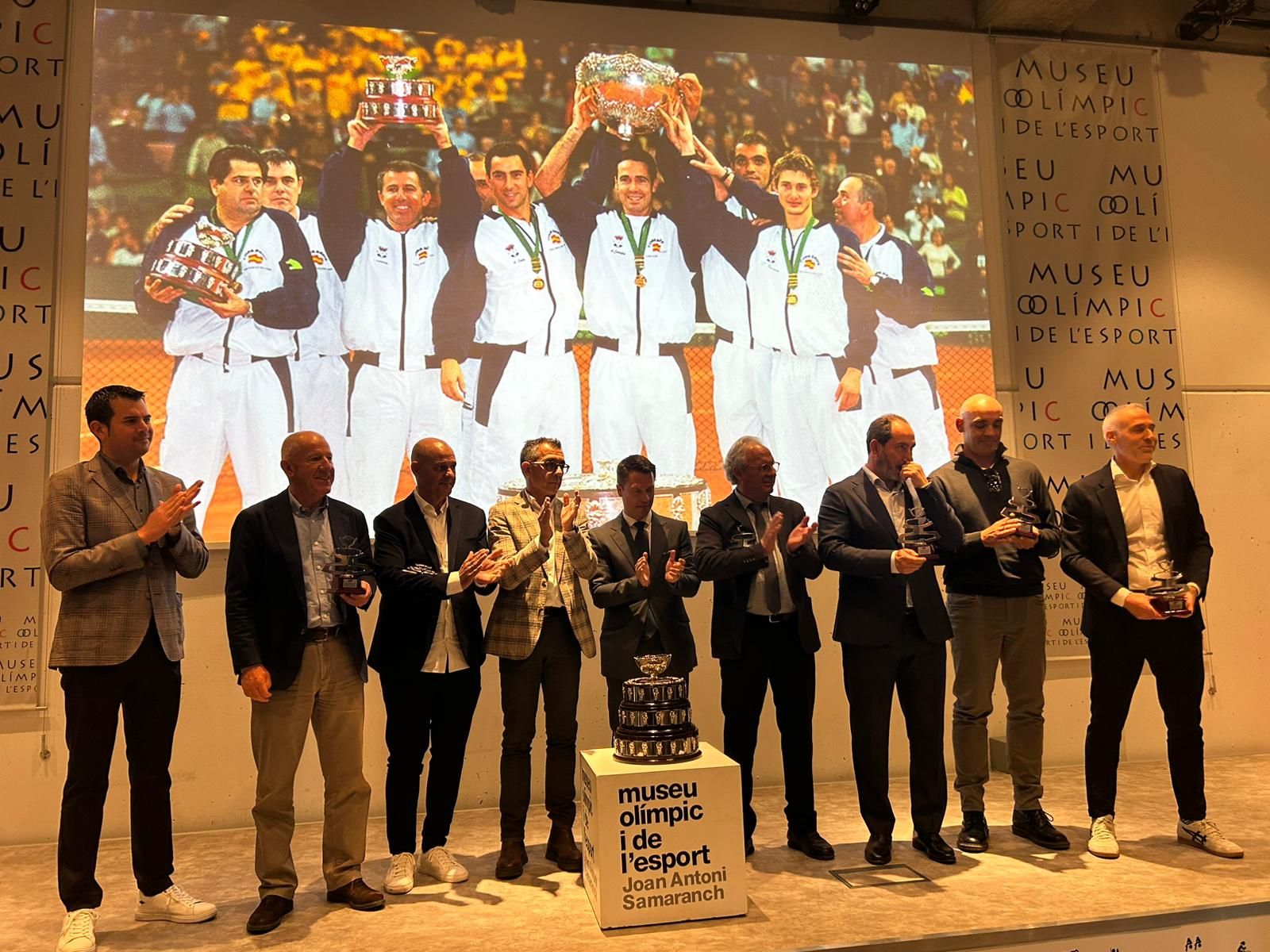 La Federación Catalana de Tenis celebró este fin de semana en el Museo Olímpico y del Deporte Juan Antonio Samaranch, en Montjuic, un acto conmemorativo por el 25º aniversario del histórico triunfo del equipo español que conquistó la primera Copa Davis para España en el Palau Sant Jordi