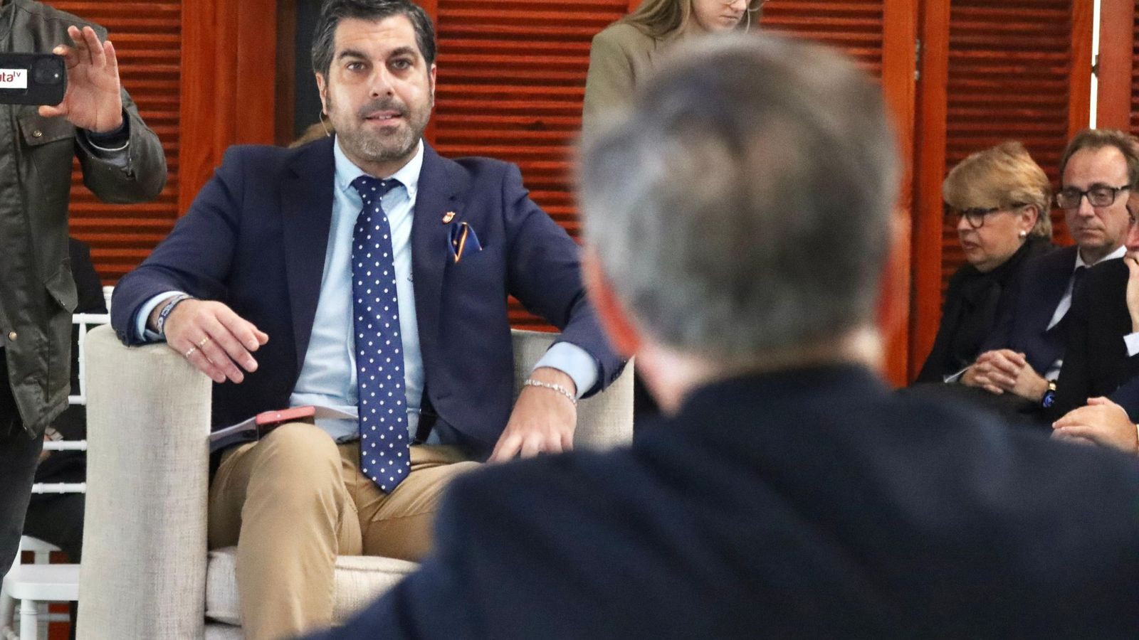 El periodista de El Pueblo, Samuel Dueñas, pregunta a Juan Vivas durante el acto por el 25 aniversario de su gobierno