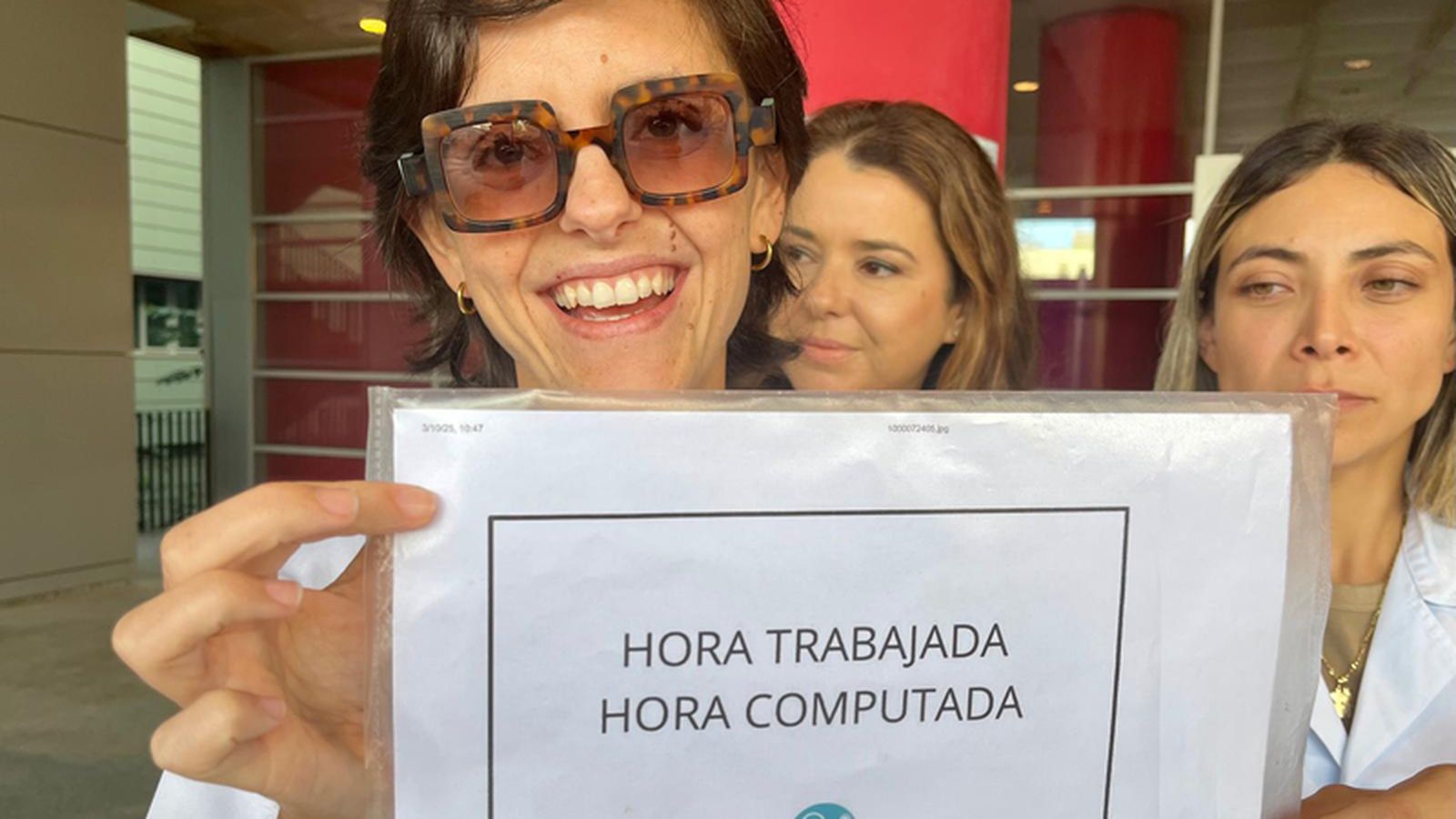Concentración de médicos a las puertas del hospital de Ceuta para exigir un estatuto propio