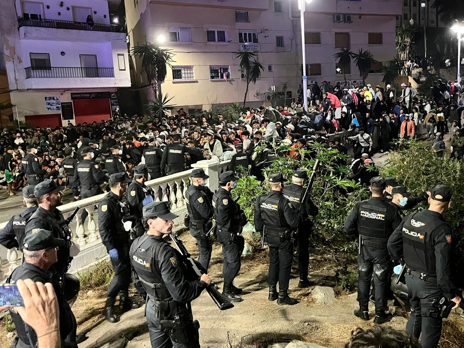 Tenso traslado  de más de  3.000 migrantes de las playas de Ceuta a un nuevo centro temporal