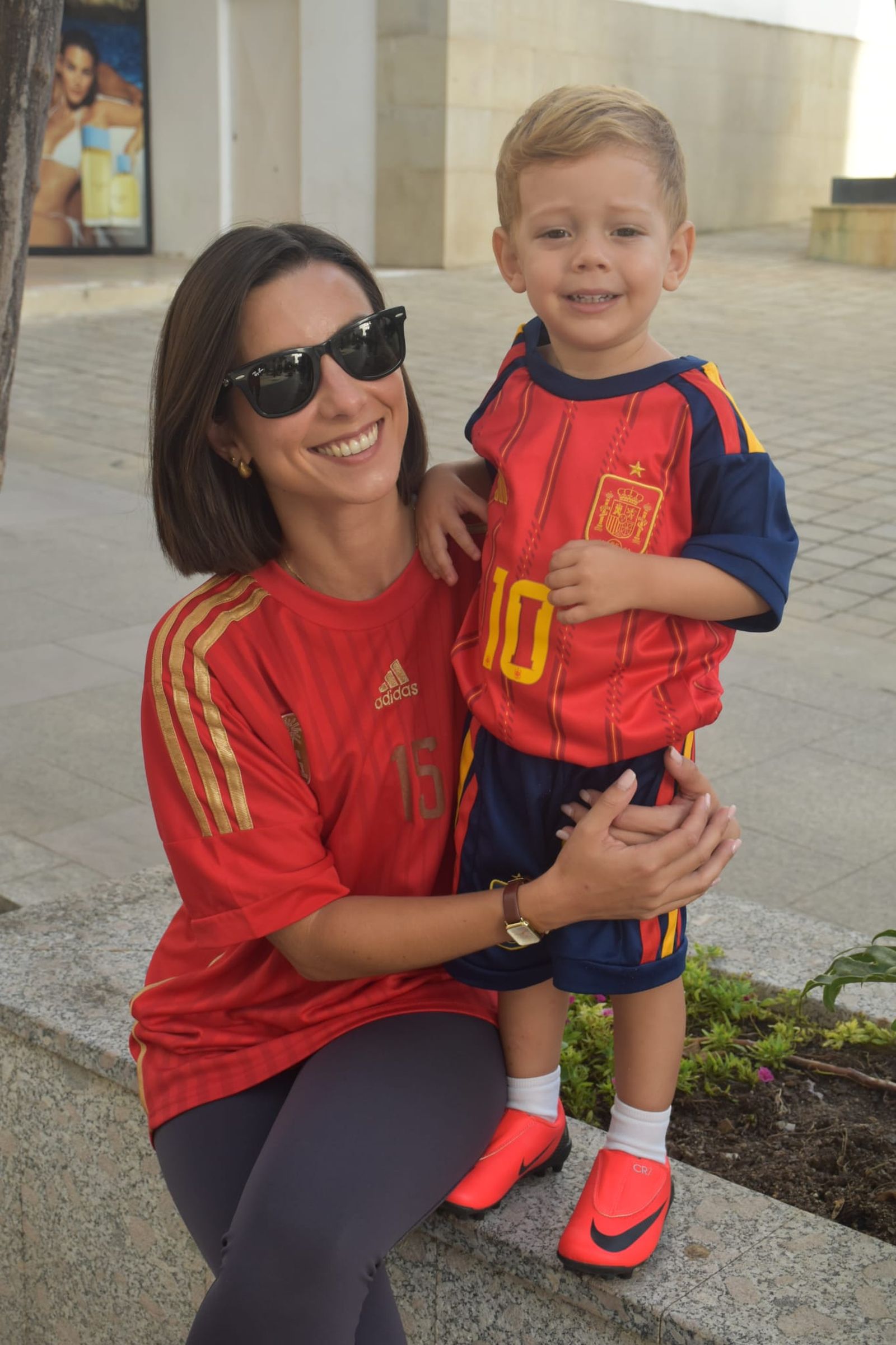 Ceuta se vuelca con España y pinta de rojo y amarillo La Ribera