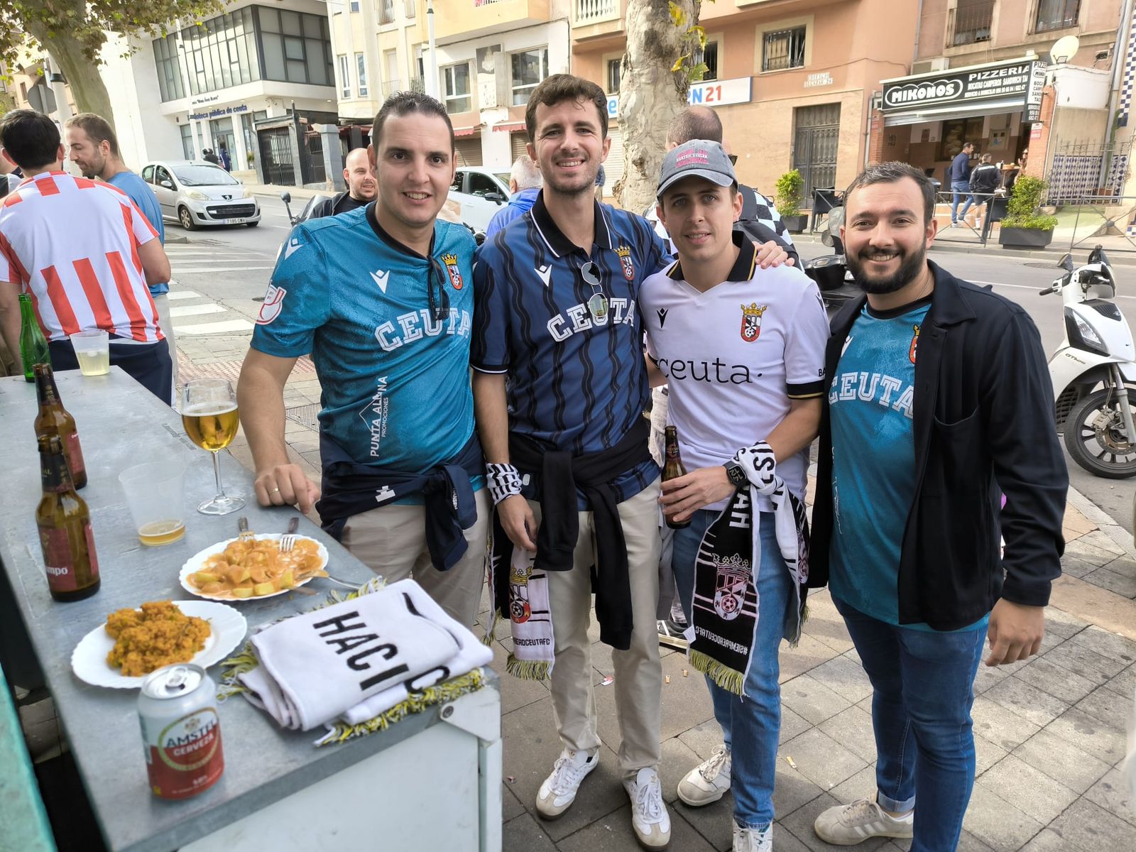 Las aficiones de Ceuta y Almería disfrutan del buen ambiente en la previa al partido