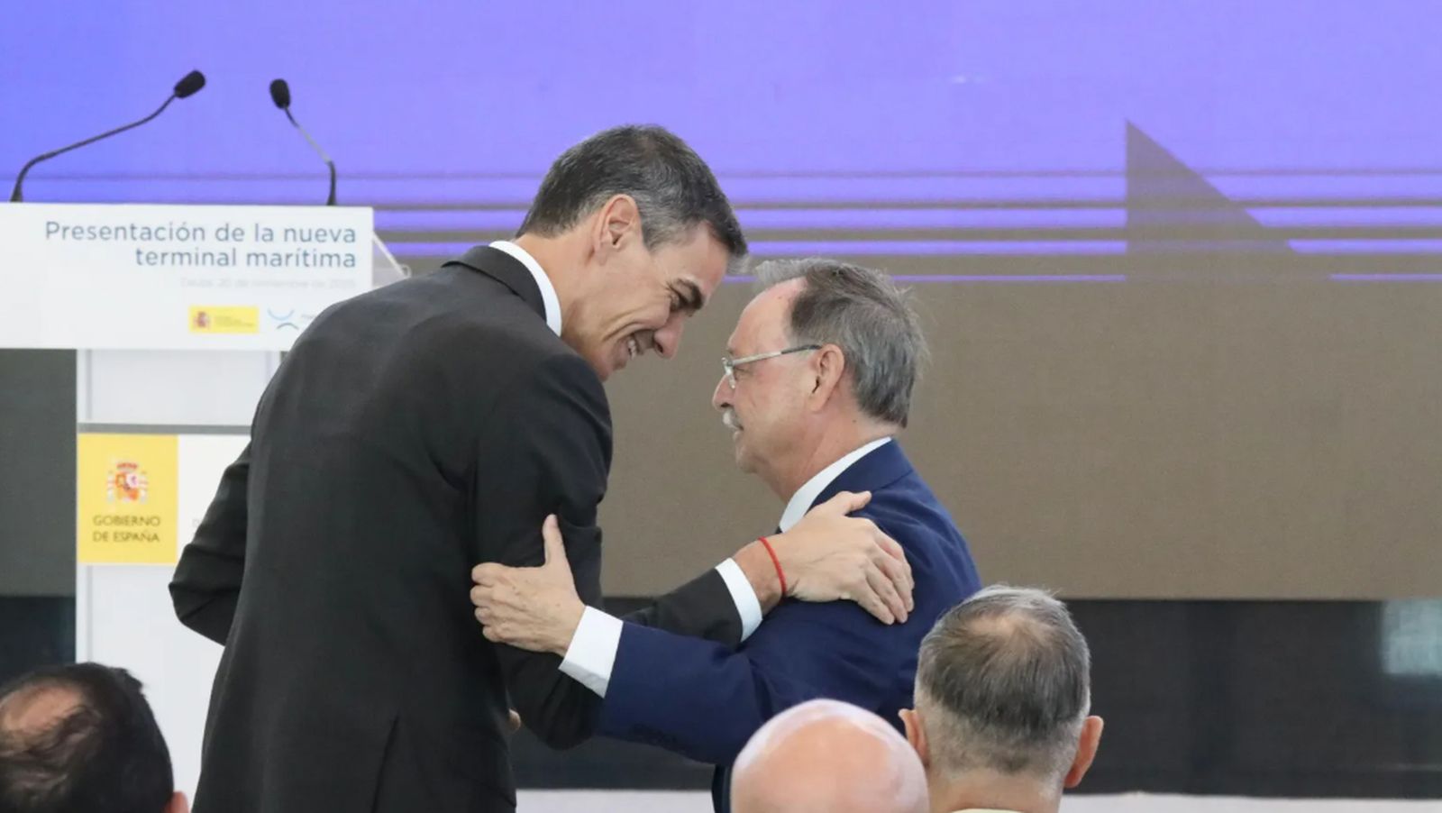 Sánchez y Vivas se saludan durante la última visita del presidente del Gobierno a la ciudad