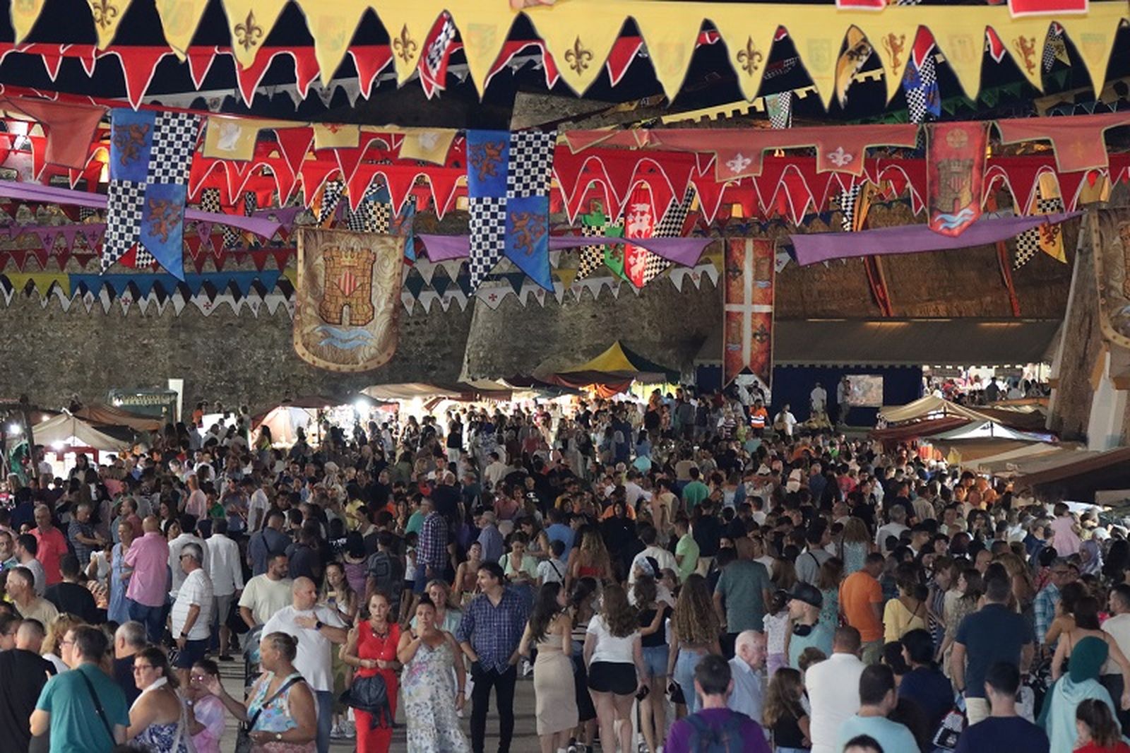 Cientos de ceutíes han acudido a las Murallas Reales para ser partícipes del primer día de Mercado Medieval 2023 / FOTO REDUAN