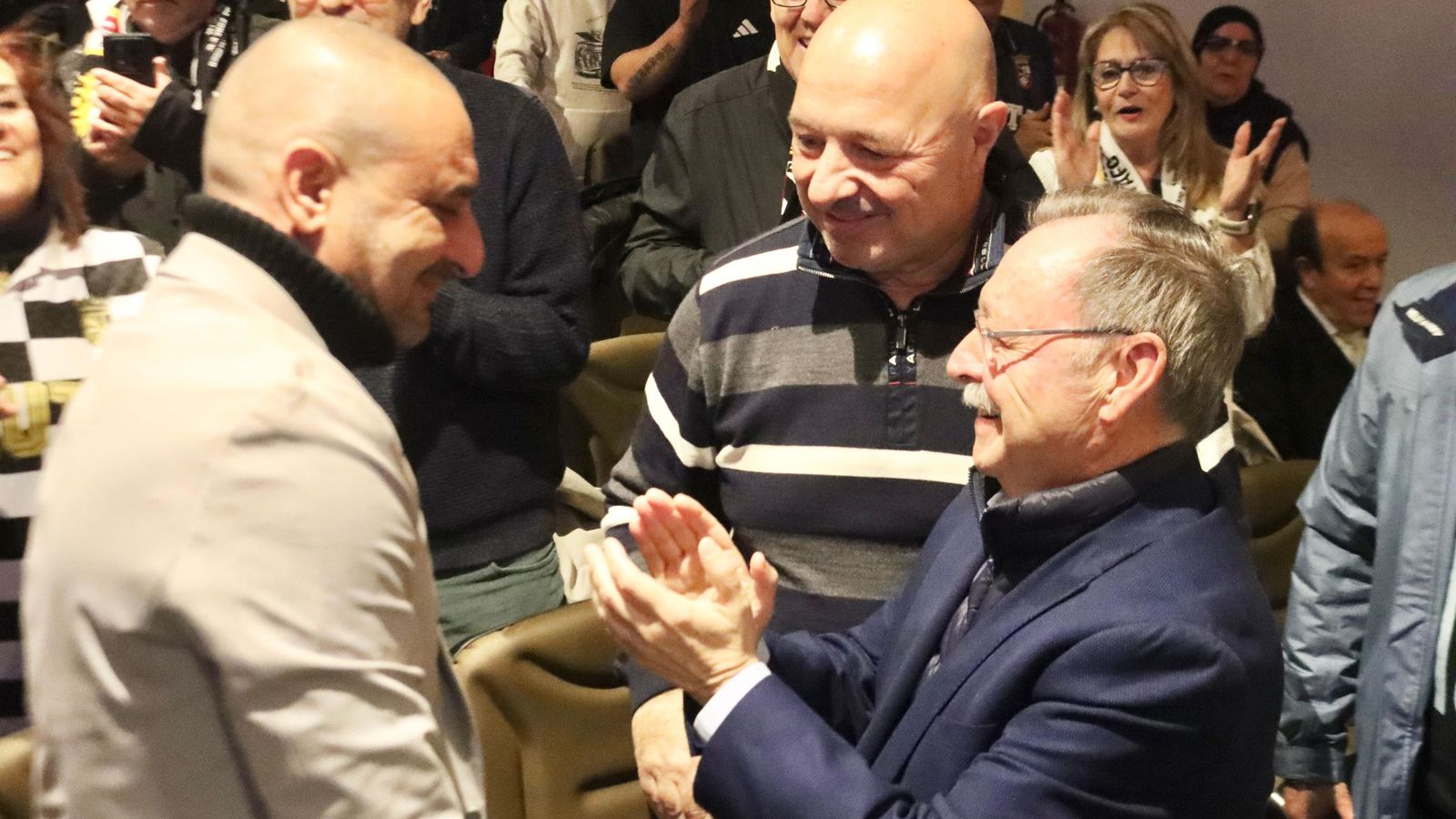 Juan Vivas felicitando a Luhay