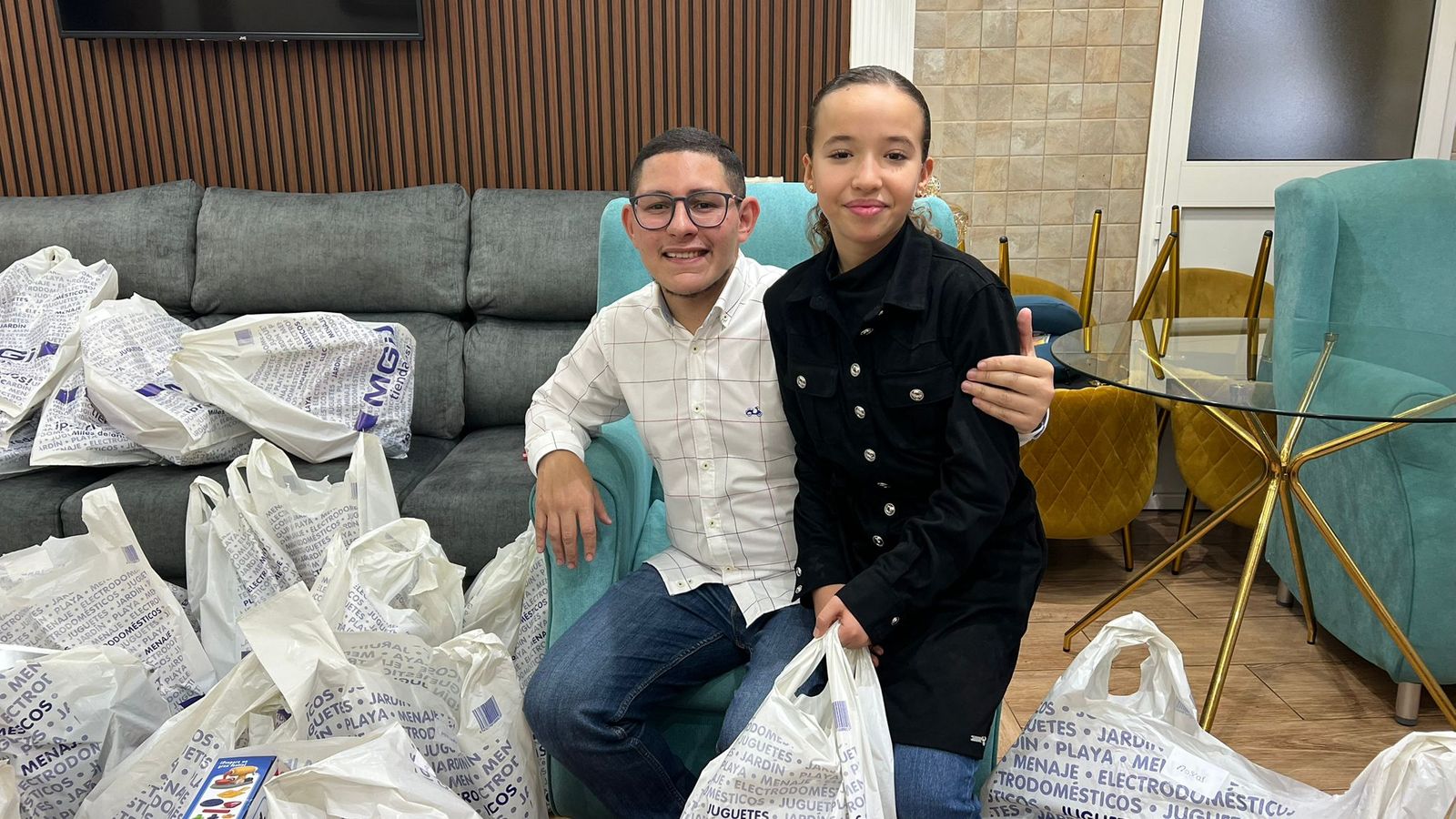 Chaib junto a una joven vecina