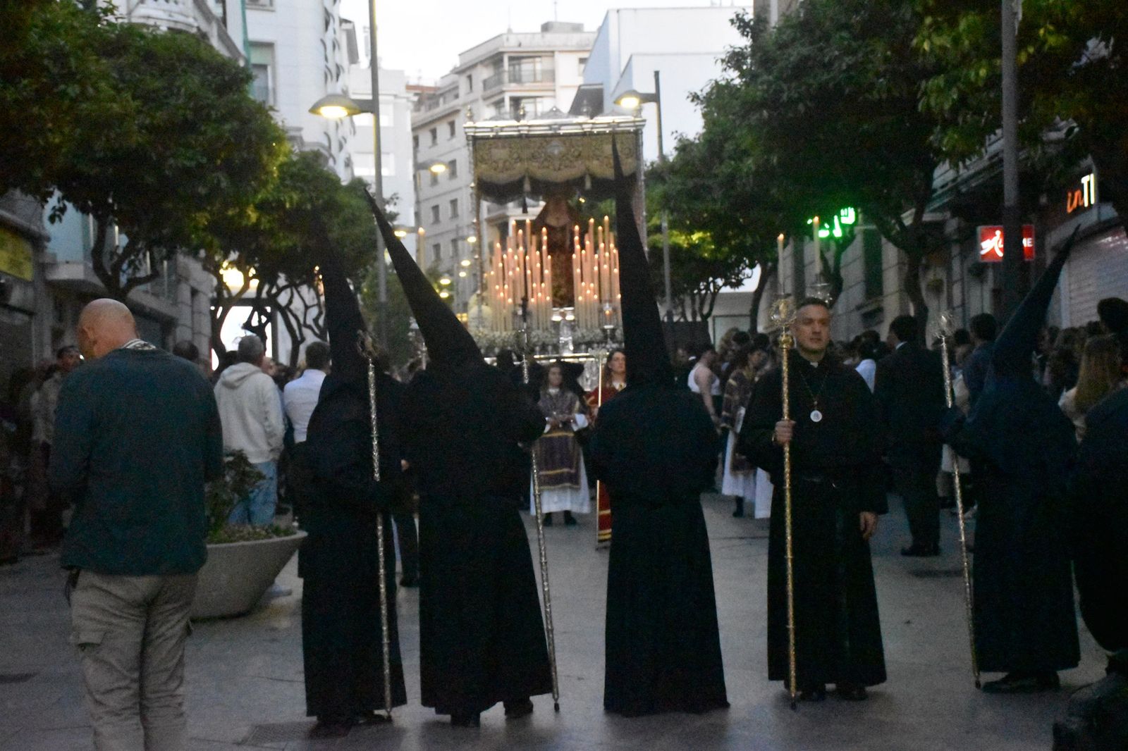 Aroma cofrade y estudiantil: Las Penas reina en el Jueves Santo