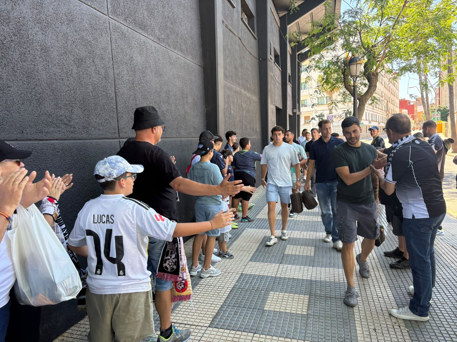 Aficionados ceutíes recibiendo a la AD Ceuta
