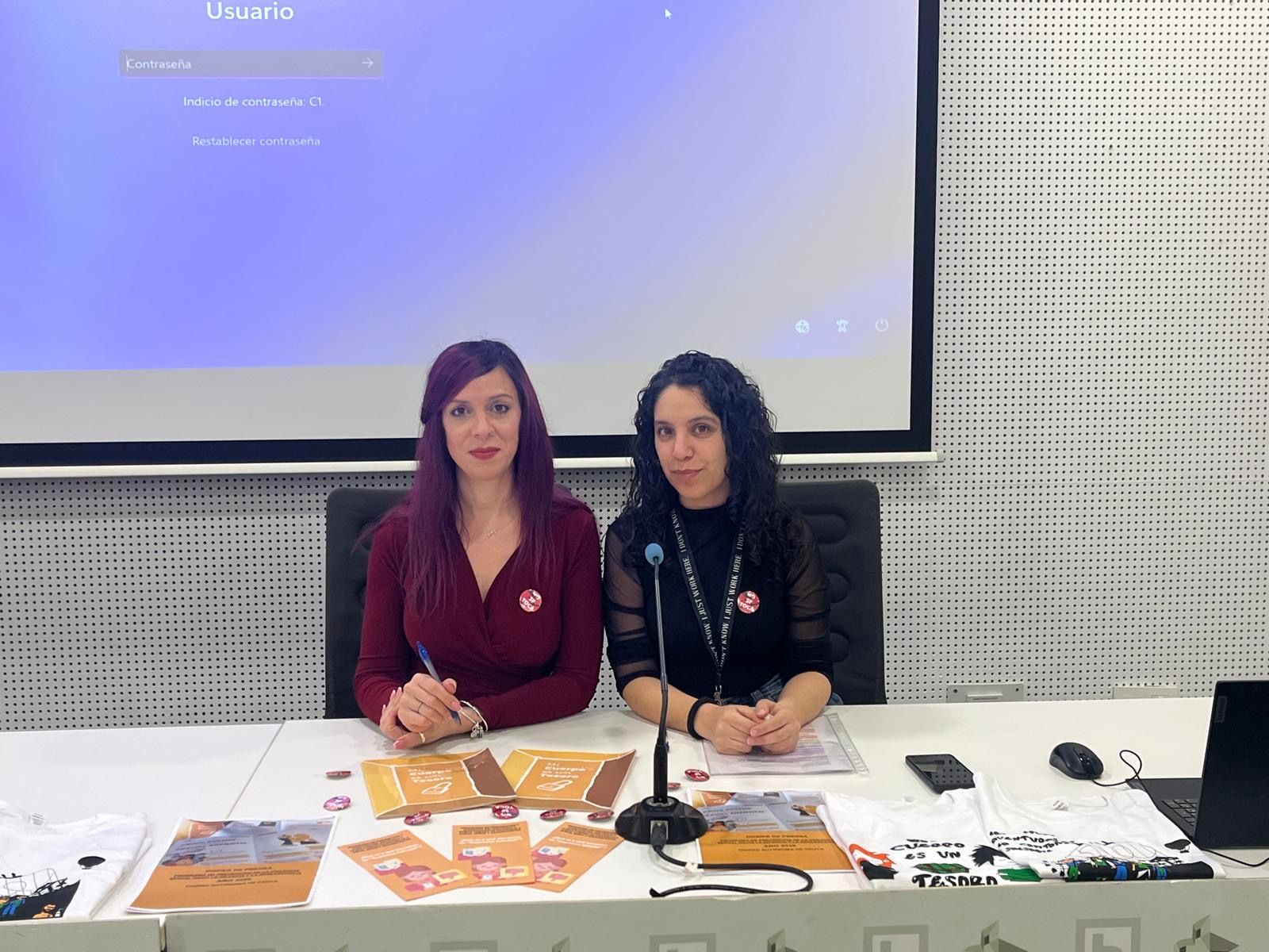 La responsable del Equipo de Prevención de la entidad, Pilar Castro, y la técnica educativa de Márgenes y Vínculos, Wasima Burambur.