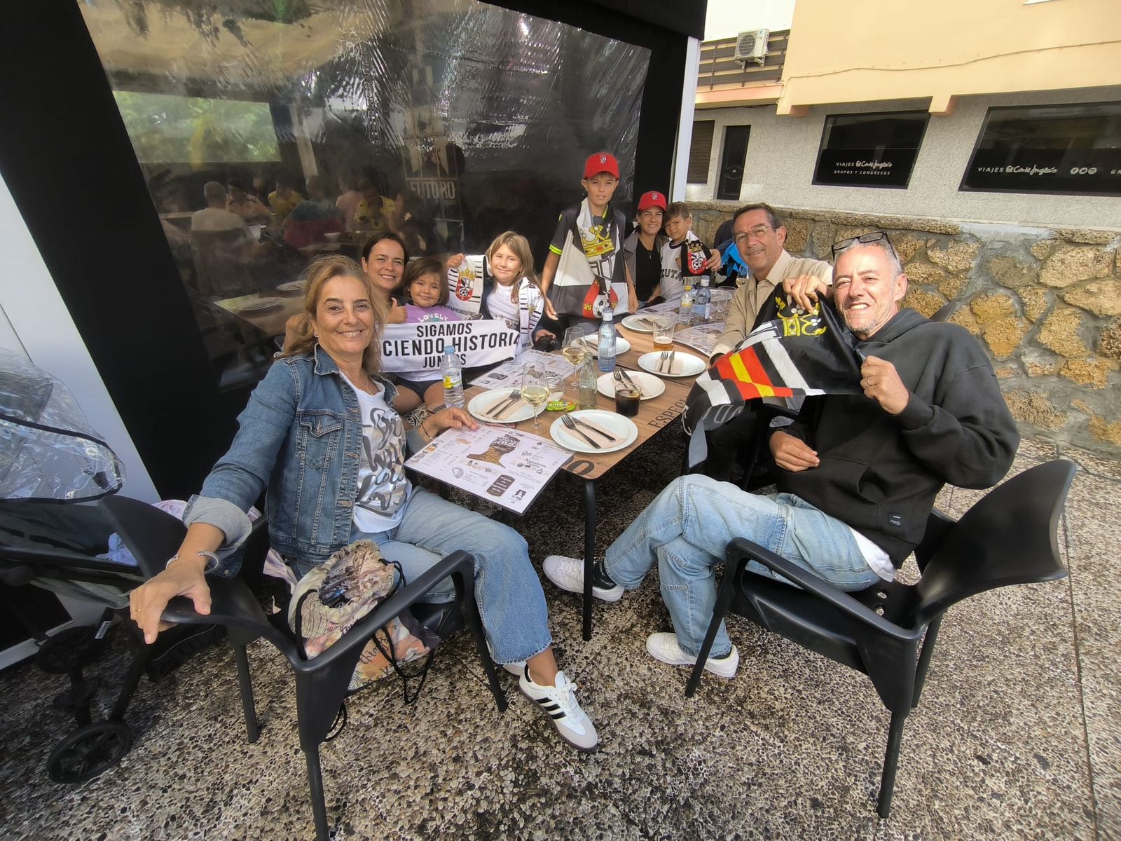 Ceutíes tomando algo antes del partido Ceutíes tomando algo antes del partido