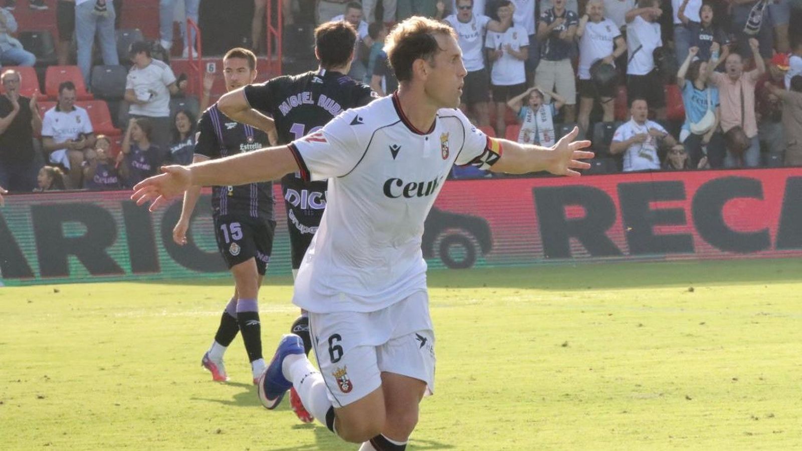 Carlos Hernández celebra su gol al Valladolid