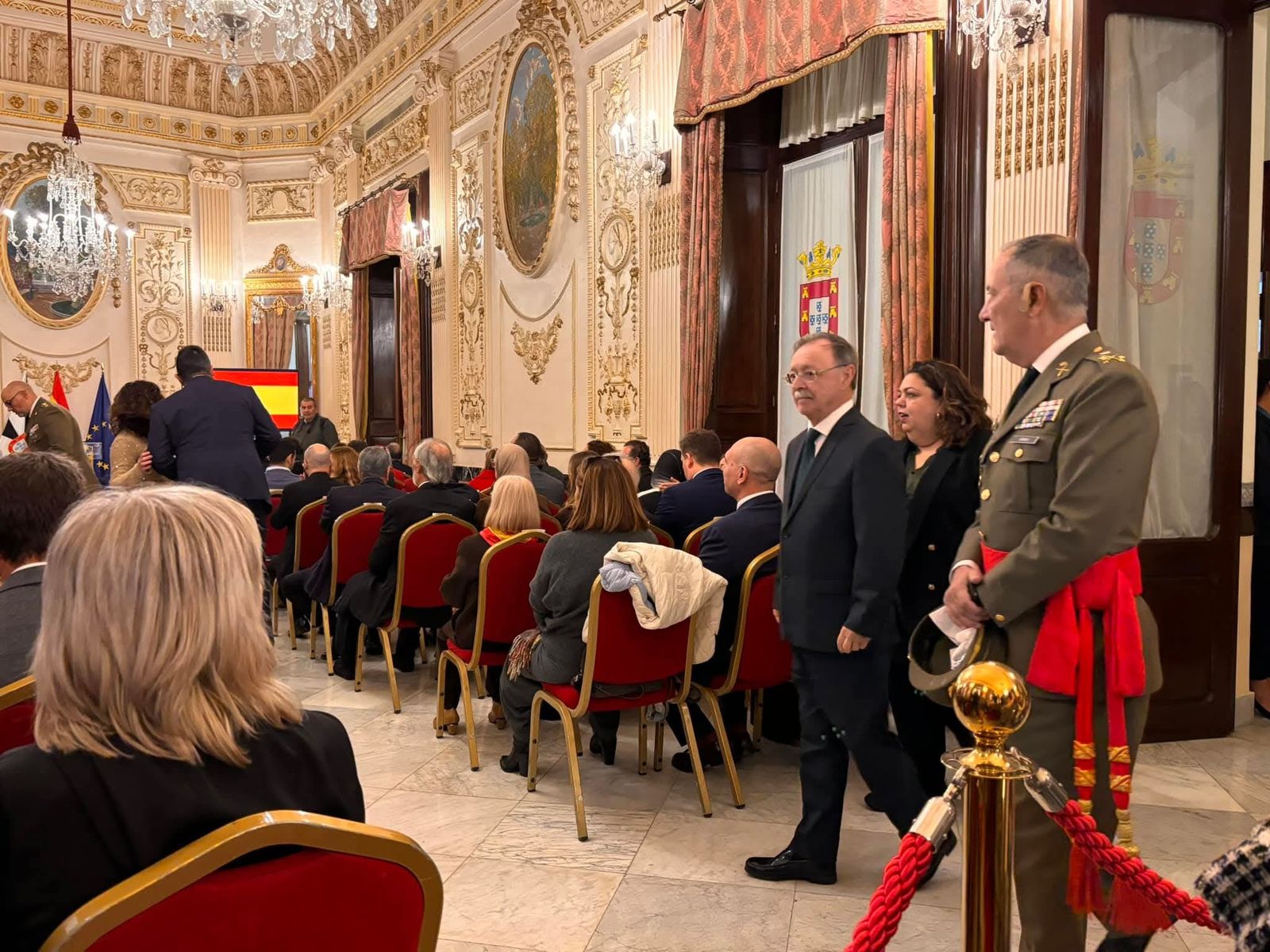 El presidente de la Ciudad, la delegada del Gobierno y el comandante genera de Ceuta, a su entrada en el Salón del Trono