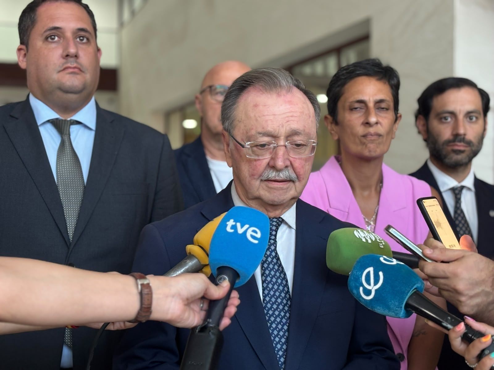 Vivas comparecía ante la prensa a última hora de la tarde acompañado de sus consejeros