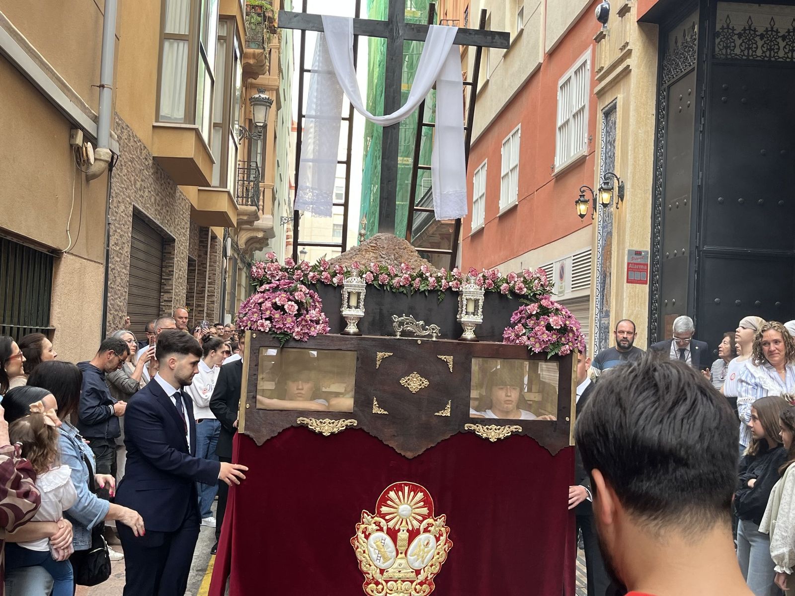 Ceuta acompaña a la Cruz de Mayo de La Flagelación en su primera salida con costaleros