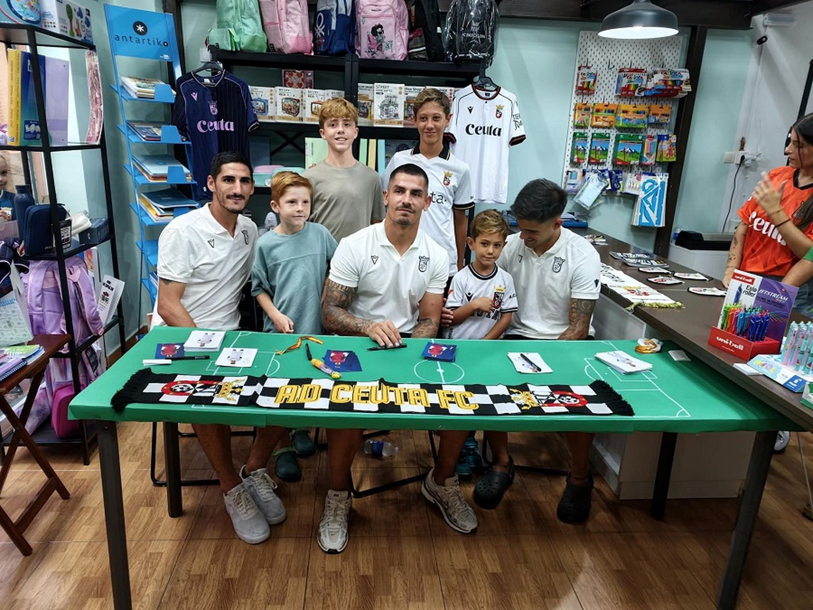 Firma de los jugadores de la AD Ceuta