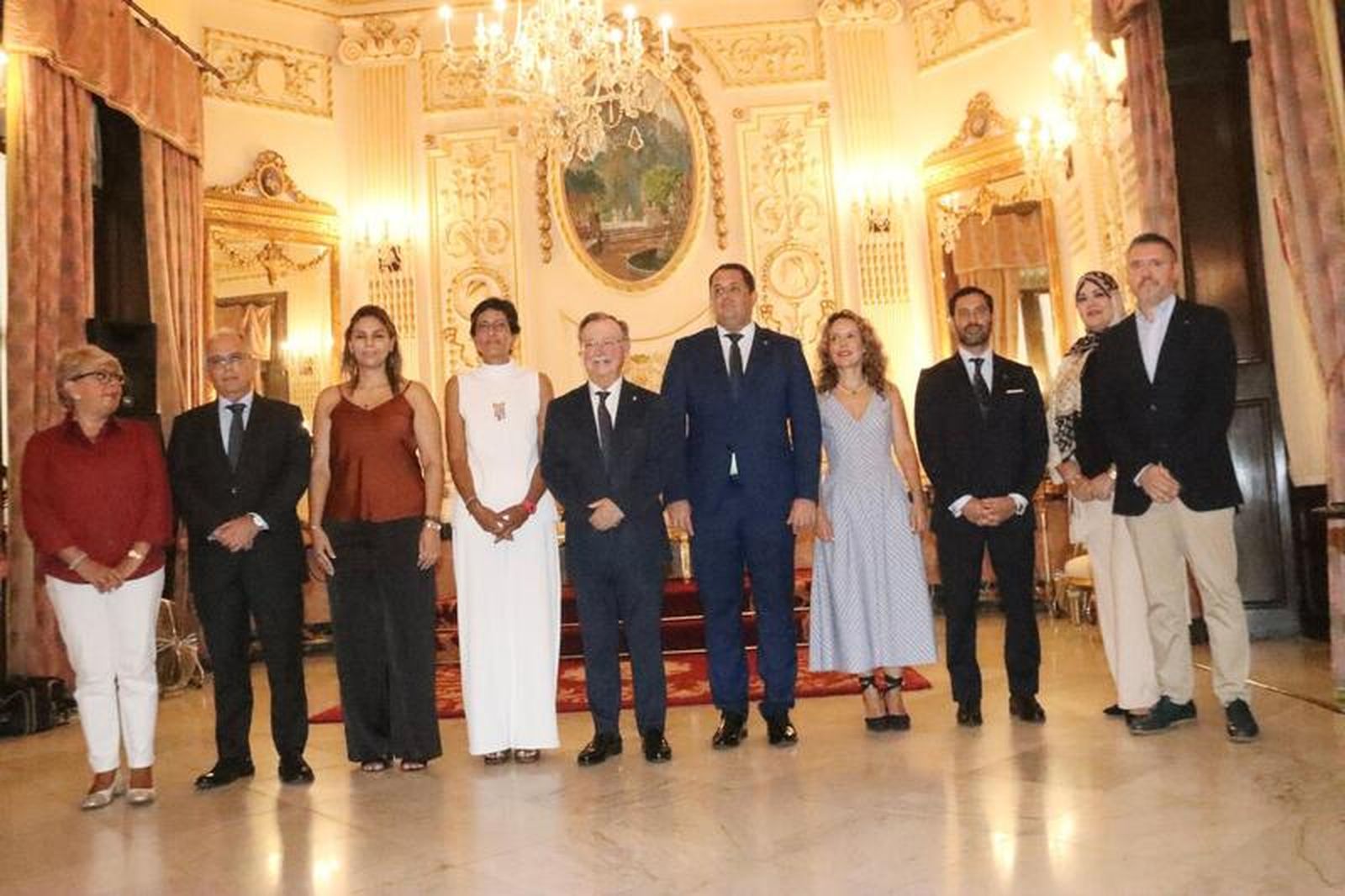 Foto de familia tras el acto/FOTO REDUAN