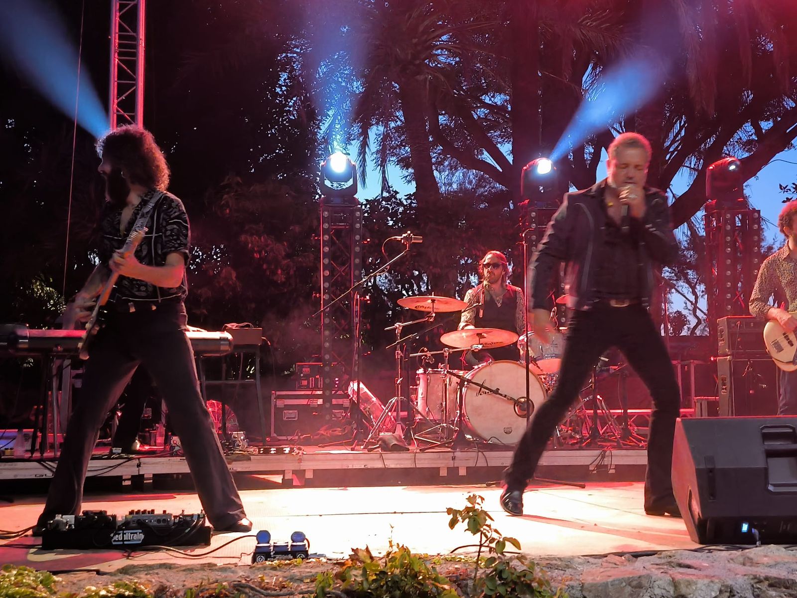 M-Clan convierte Ceuta en un enorme escenario de rock con una noche para el recuerdo