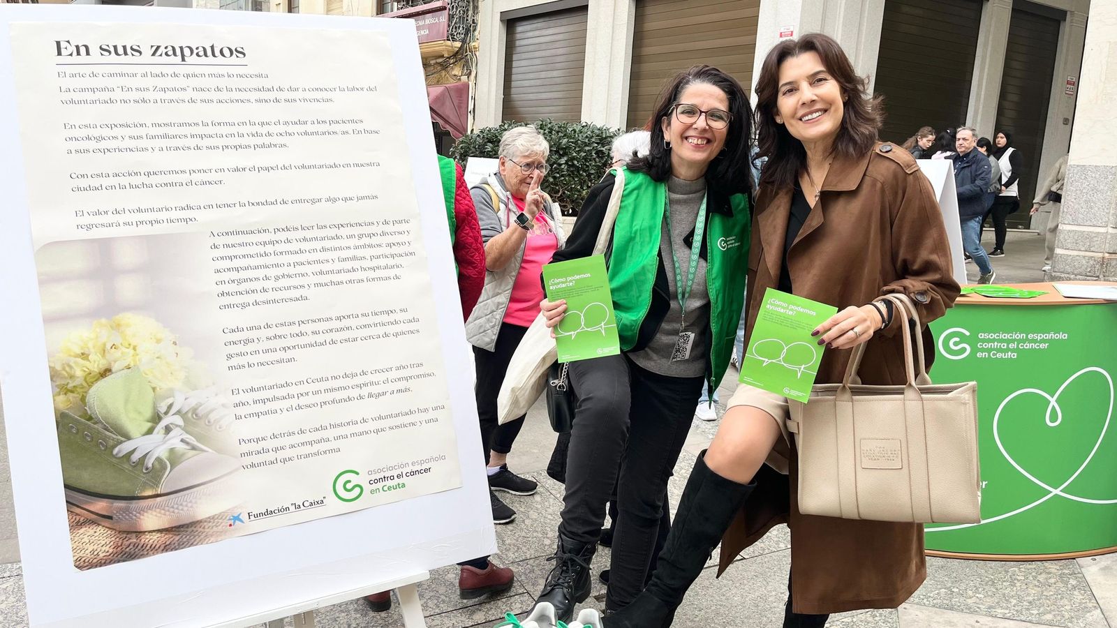 La médica y responsable del Plan Sobre Drogas, Cleopatra R'kaina -a la derecha- en la exposición del AECC