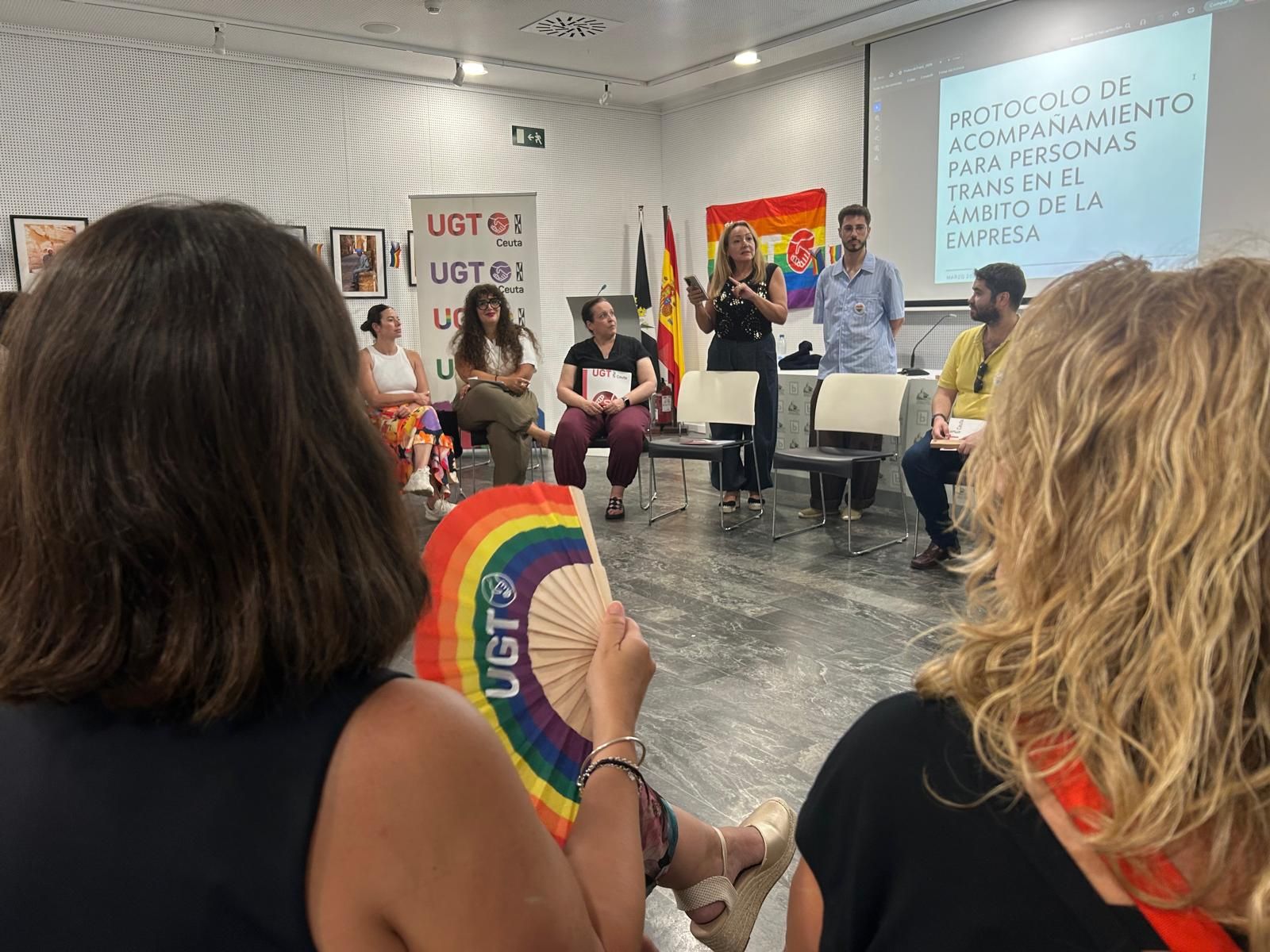 La secretaria general de UGT en Ceuta, Yolanda Aparicio, junto al responsable nacional del colectivo LGTBI en el sindicato, José Álvarez, durante la presentación del protocolo para personas trans en el ámbito de la empresa