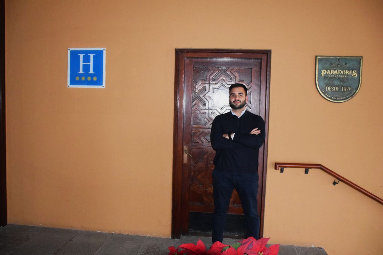 El director del Parador La Muralla, Juan María Moreno, a las puertas de hotel