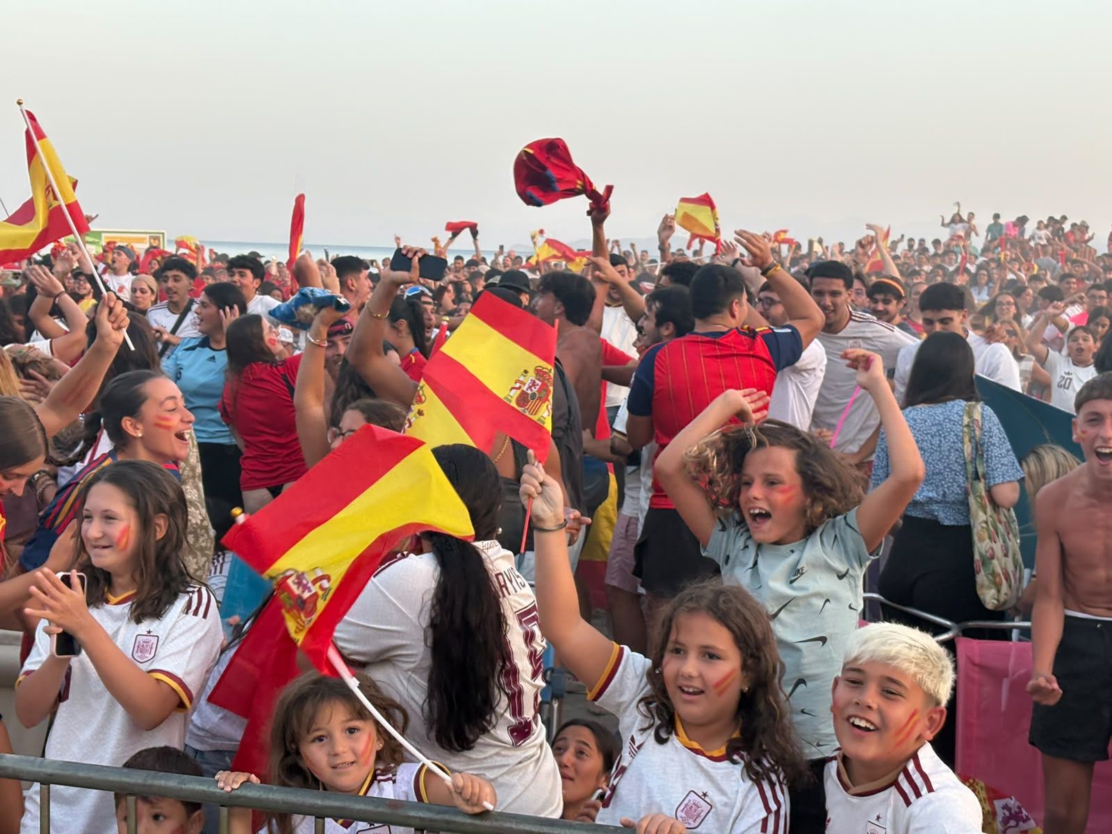 Ceuta se vuelca con España y dibuja de rojo y amarillo La Ribera