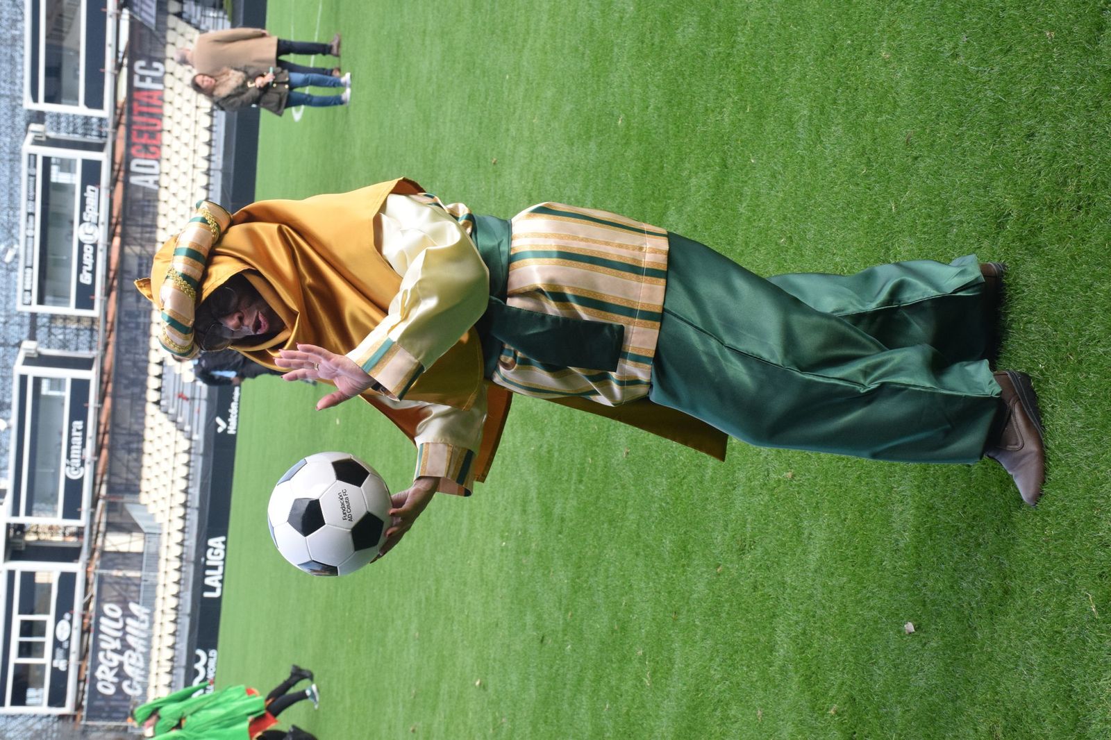 Los Reyes Magos aterrizan en el Alfonso Murube horas antes de la cabalgata