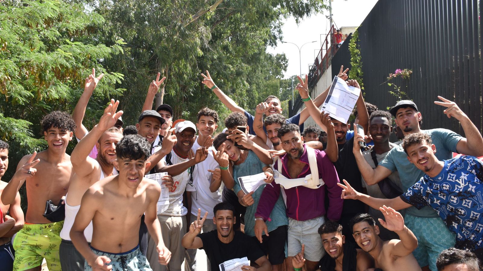 Grupos de migrantes que esperan entrar en el CETI