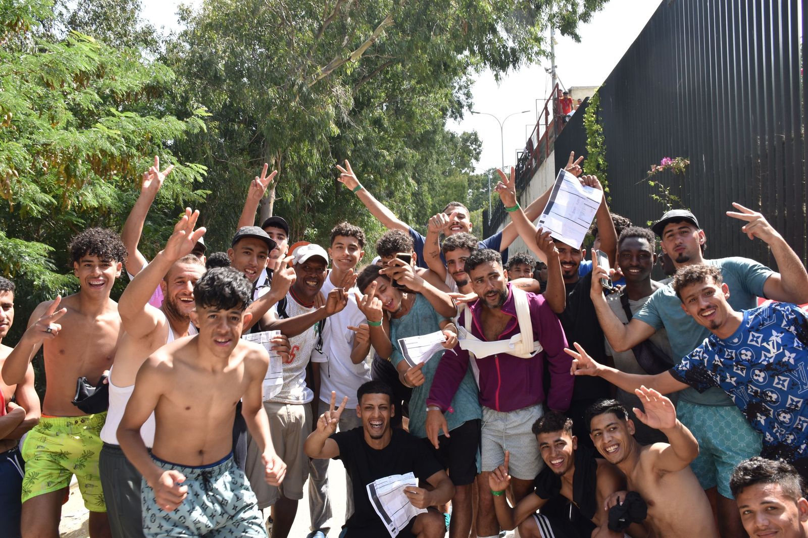 Grupos de migrantes que esperan entrar en el CETI