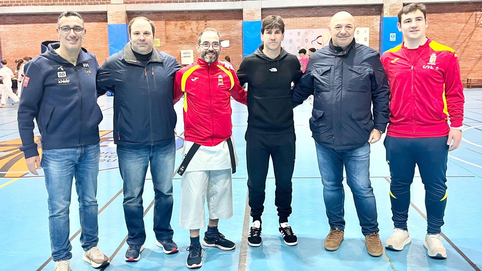 Autoridades locales con los seleccionadores y el entrenador del Sepai