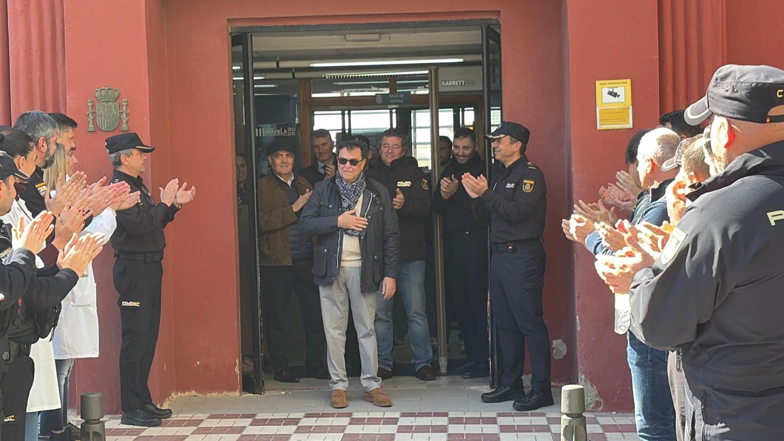 Paco Martín a las puertas de la Jefatura Superior durante el pasillo de honor realizado por sus compañeros