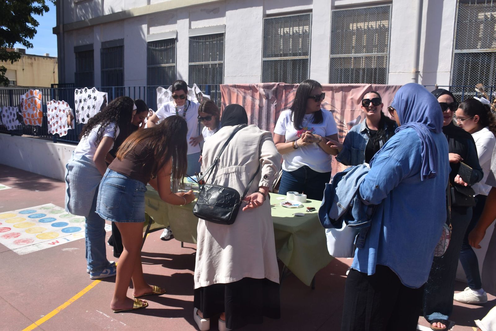Simpática y colorida selva para poner fin a la Semana Cultural del 'José Acosta'