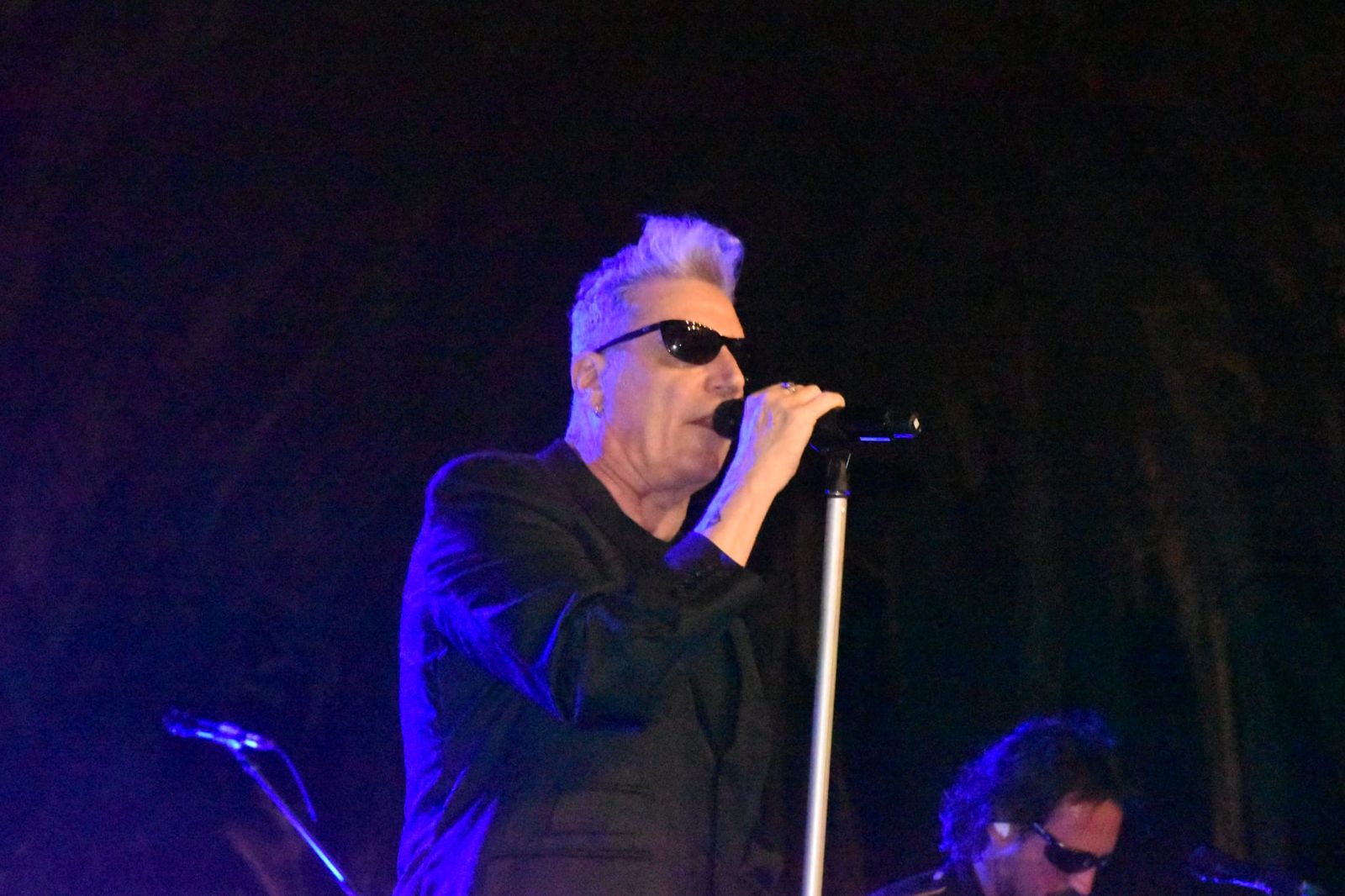 El ‘Loco’ de siempre, el viejo rockero de hoy: Loquillo triunfa en Ceuta