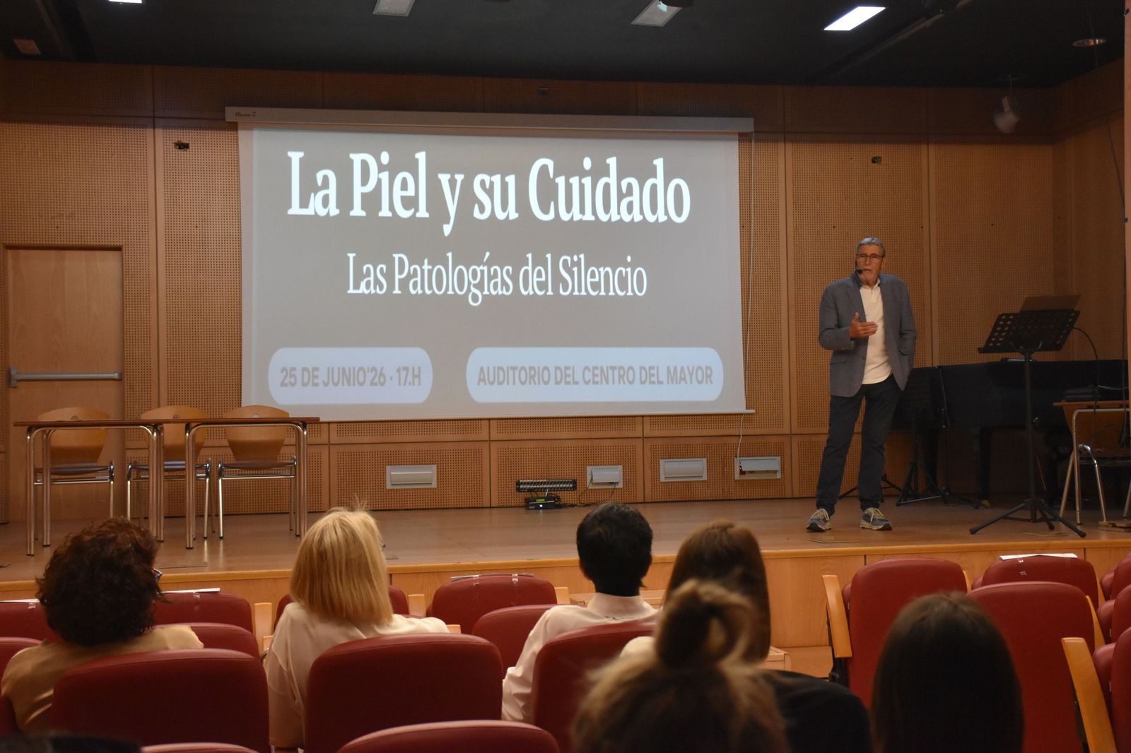 El organizador del evento 'La piel y su cuidado. Las patologías del silencio', José María Sánchez Jordán, durante la presentación