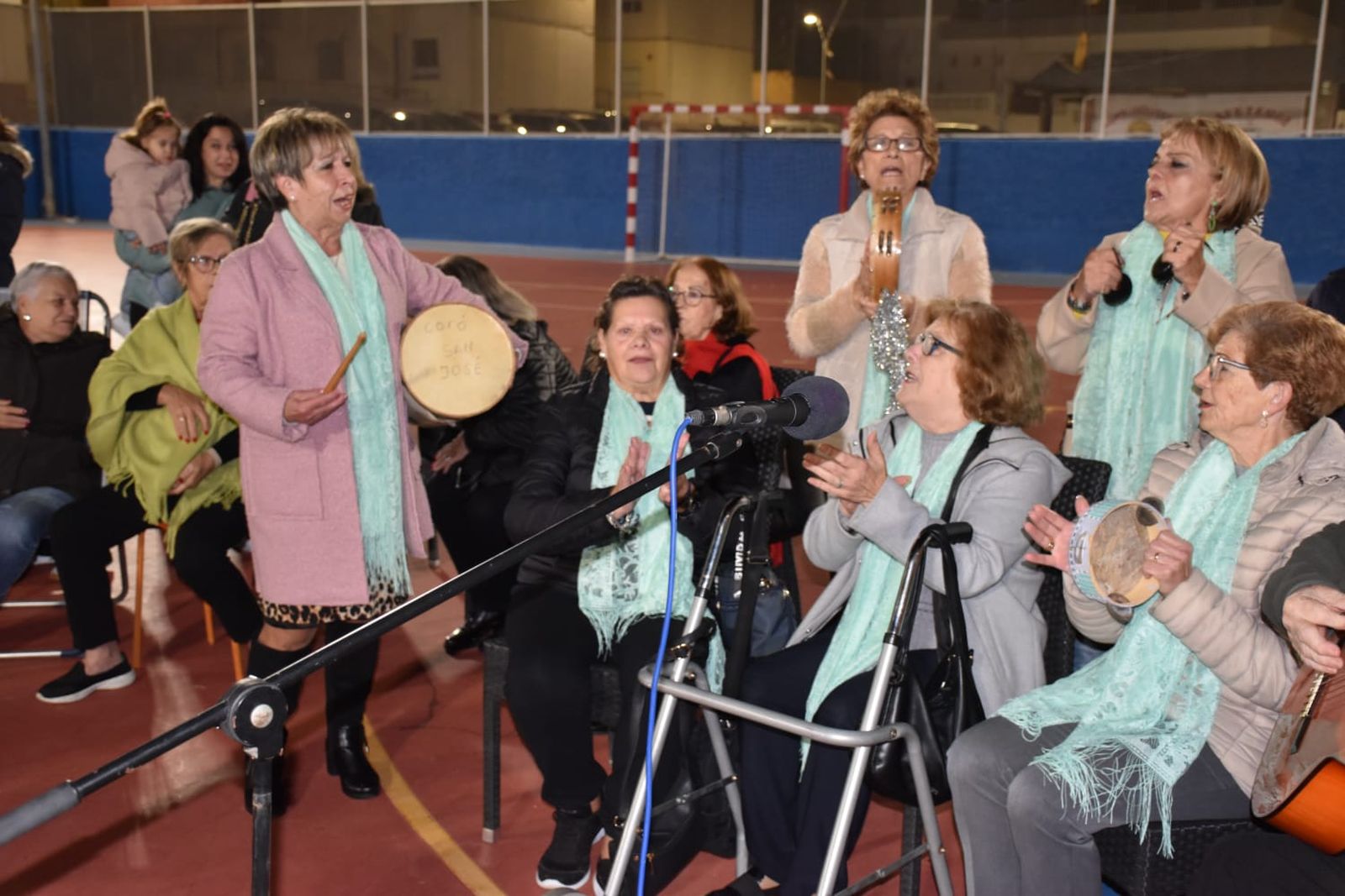 El Polígono celebra su primera Zambomba Flamenca con música y tradición