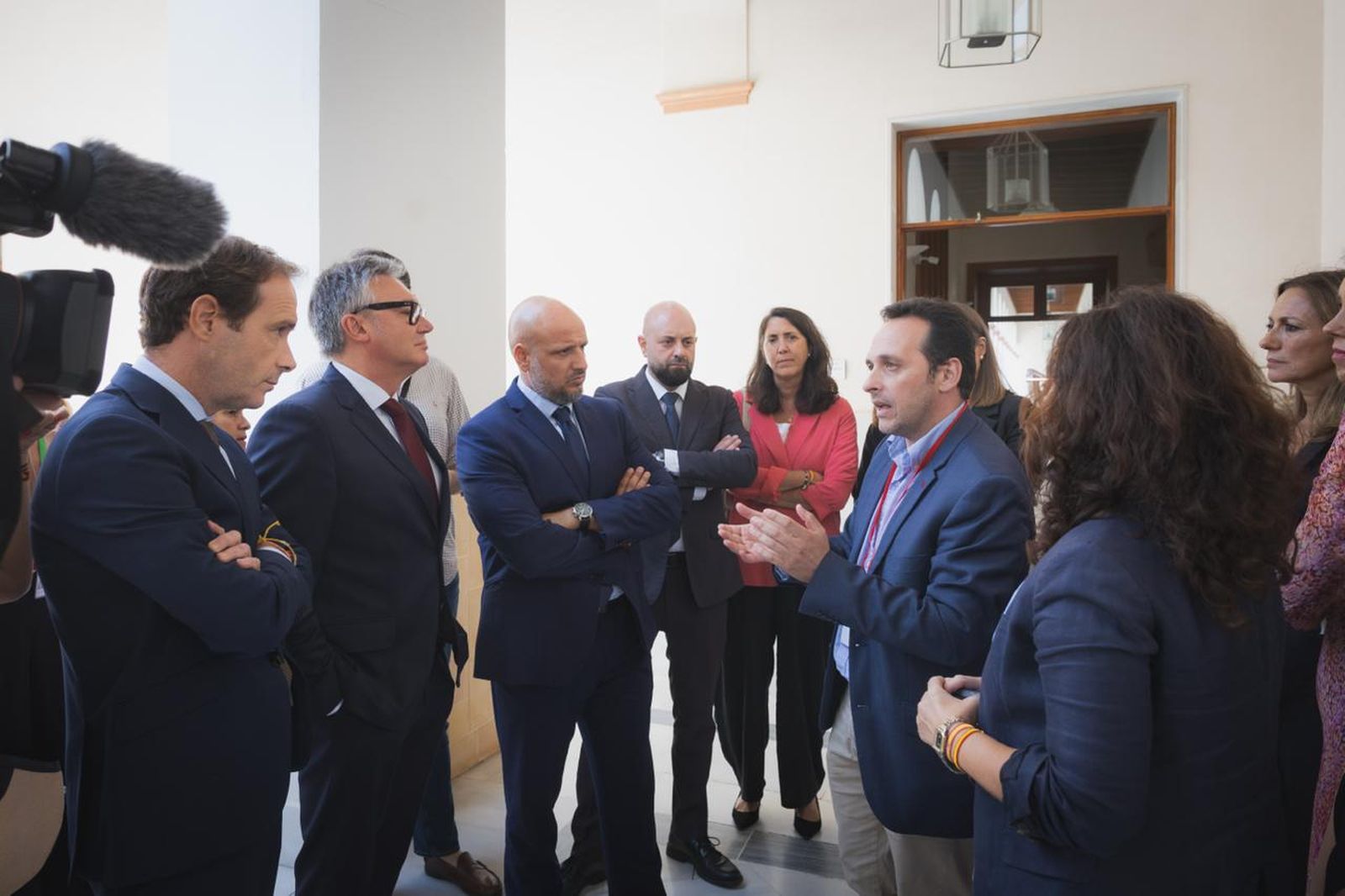 Redondo, con los parlamentarios andaluces de Vox