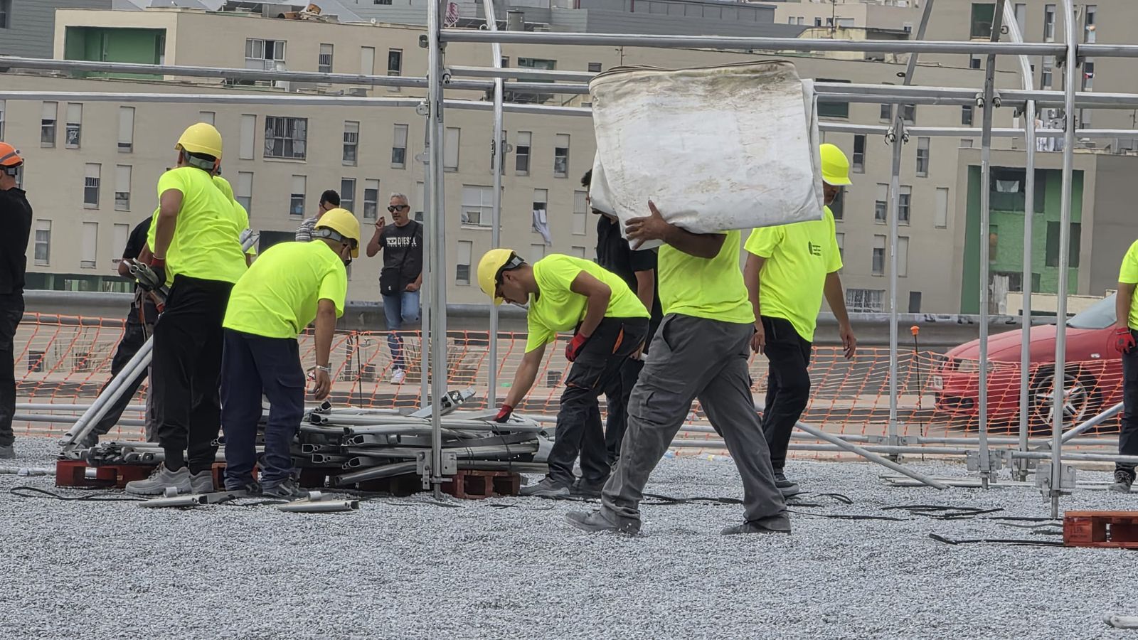 Comienza la instalación de nuevas carpas de acogida en Los Rosales, junto a la antigua prisión