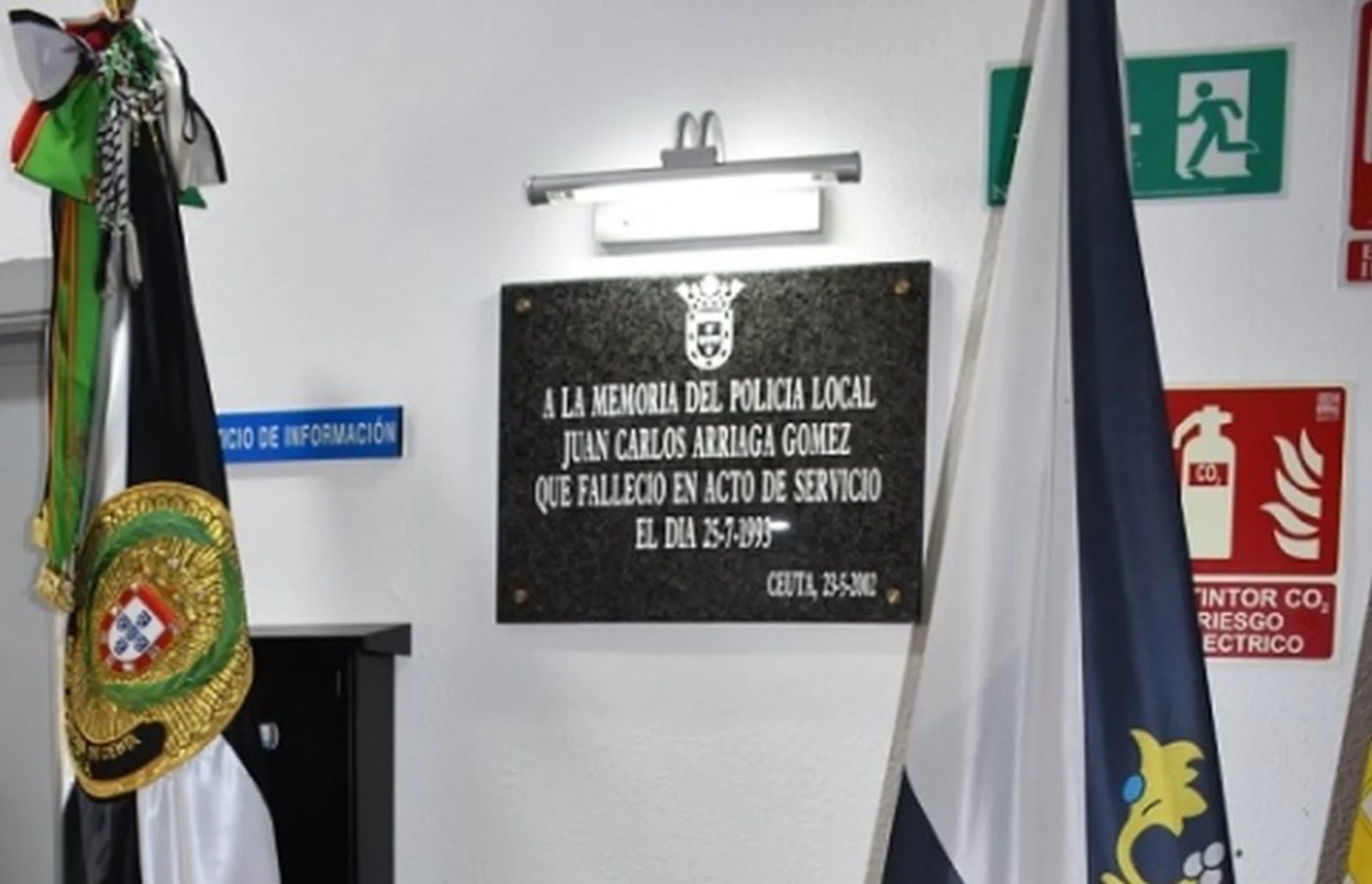 Placa en memoria de Juan Carlos Arriaga que se encuentra en la Jefatura de la Policía Local de Ceuta