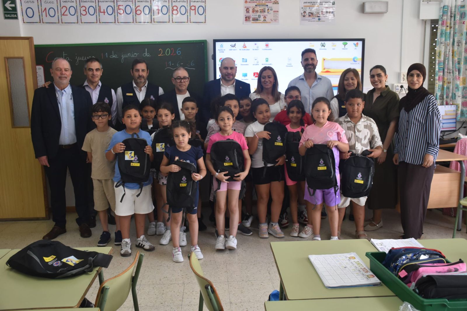 Alumnos del Reina Sofía junto a miembros de protección civil, a Guzmán, Barcones y Triano